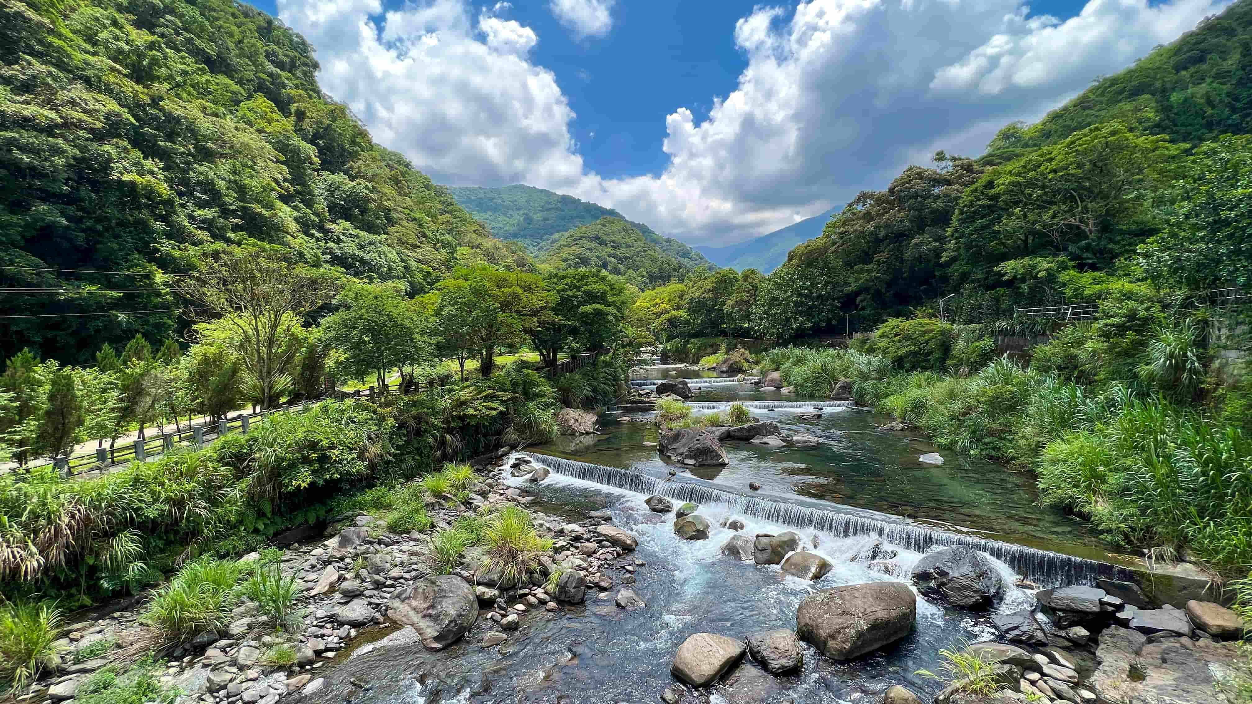 大羅蘭溪旁的環形步道是賞魚、賞蝶、賞林及消暑好去處