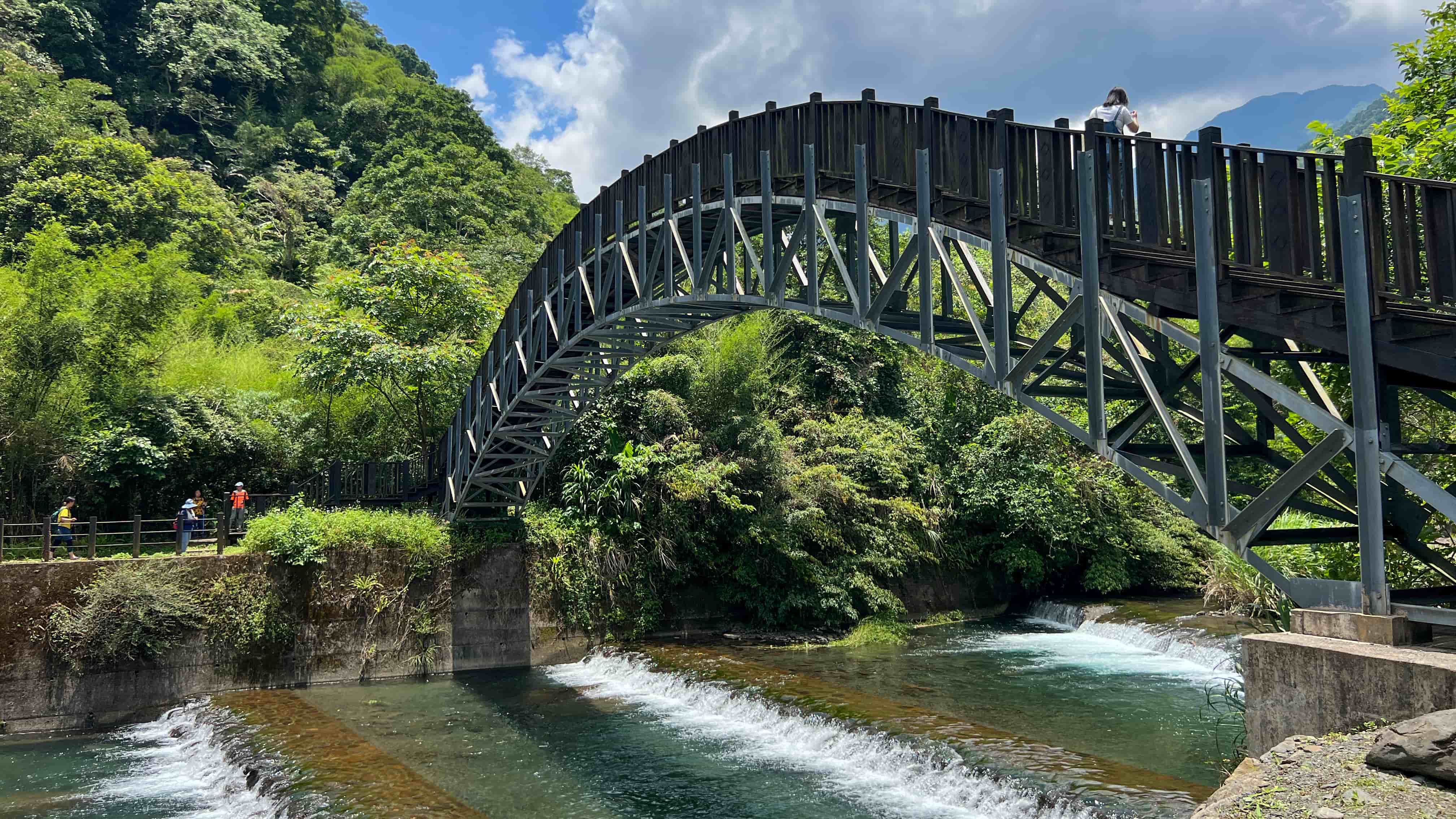走上最美觀景拱橋可以俯瞰清澈見底的大羅蘭溪與山林景緻
