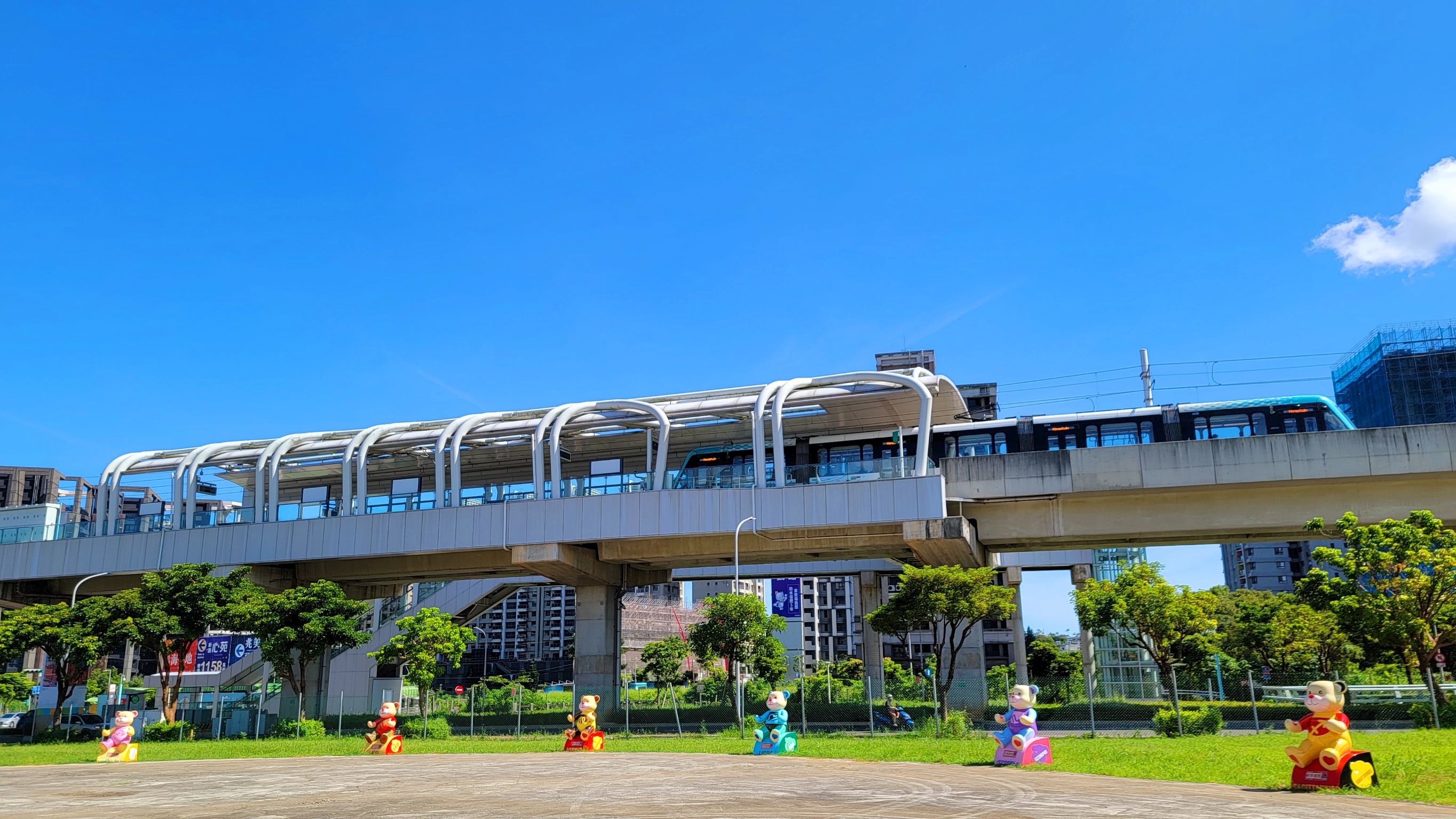 圖片說明4-12星座系列泰迪熊(背景為淡海輕軌淡水行政中心站)