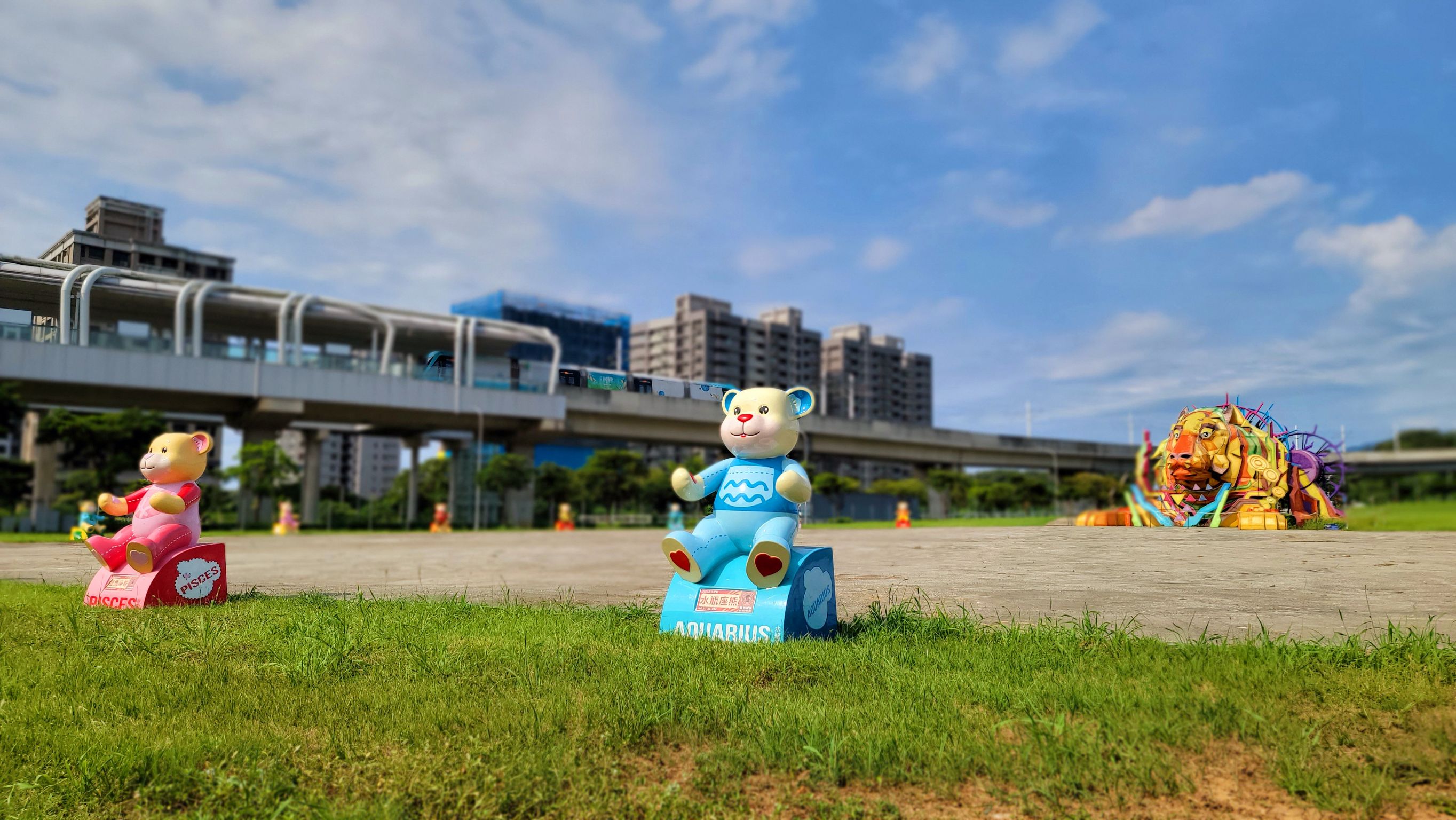 圖片說明7-平安熊虎展(背景為淡海輕軌列車)