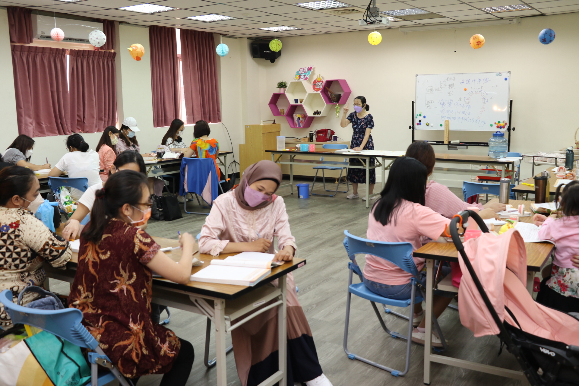 新北市社會局委由生命小鬥士愛心協會辦理「新住民托育人員輔導專班」 學員專心聽講上課