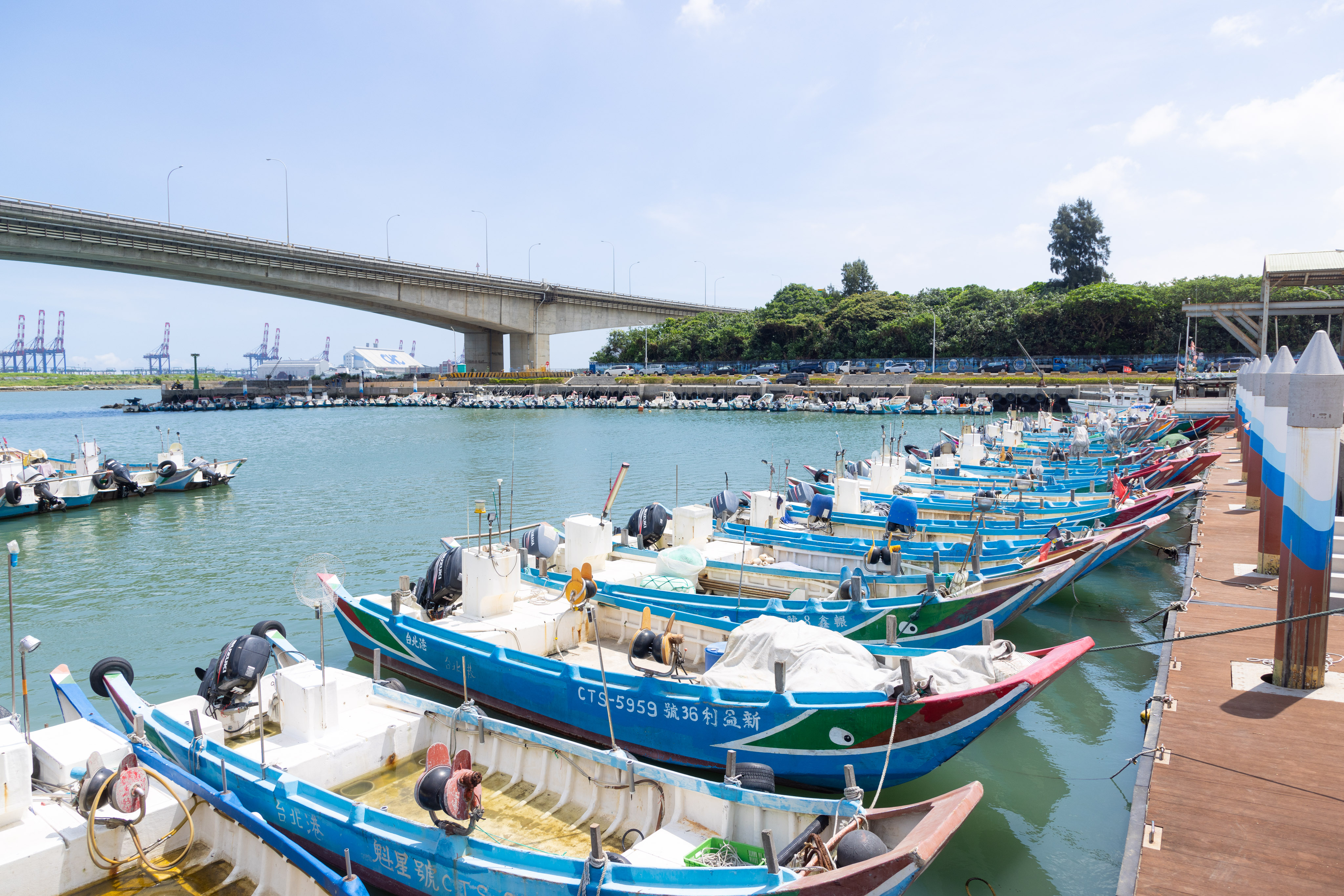新北市積極改善漁作環境，兼顧漁民需求，打造更安全並具觀光休閒功能的漁港。