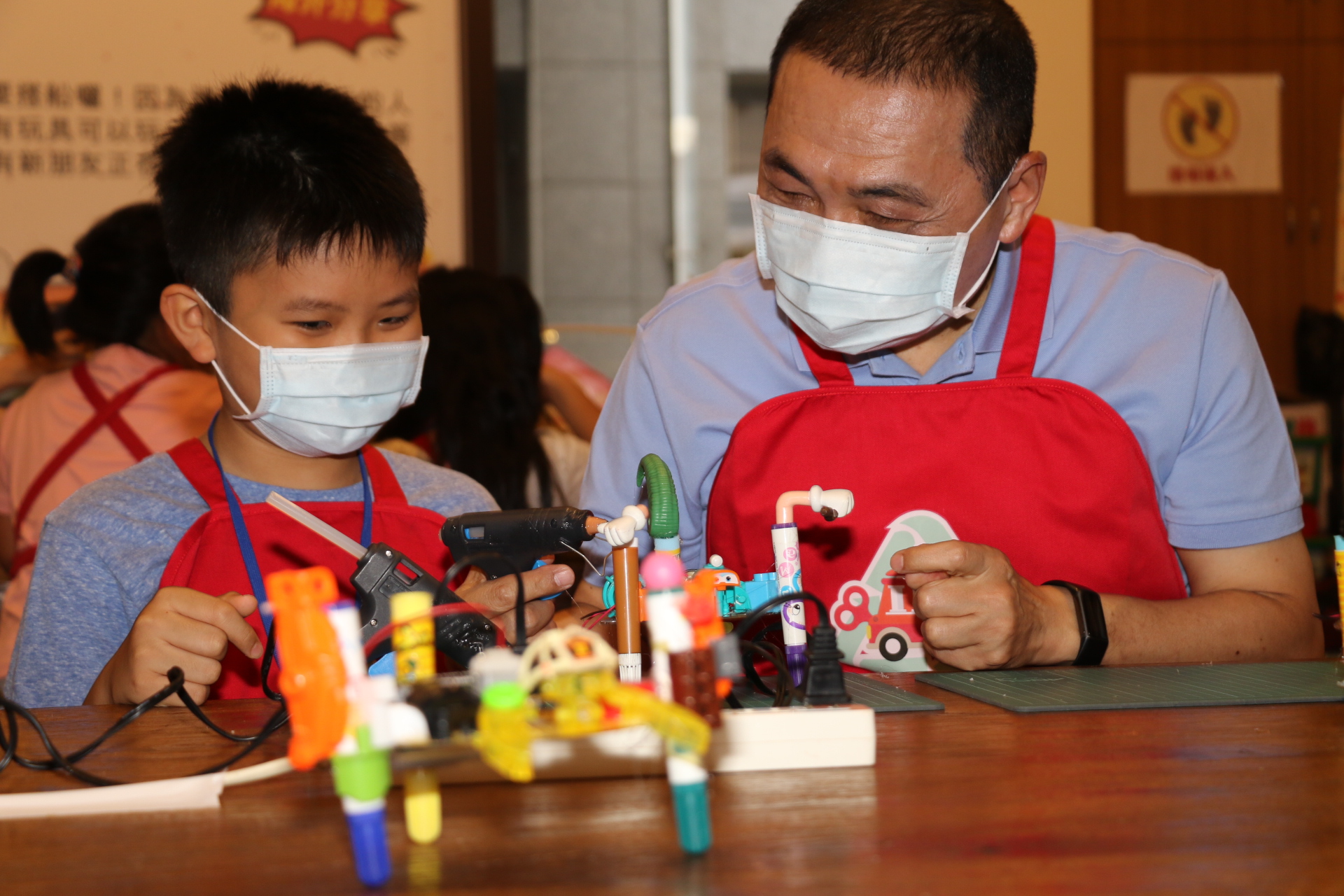 侯友宜用熱熔槍專注地黏修玩具