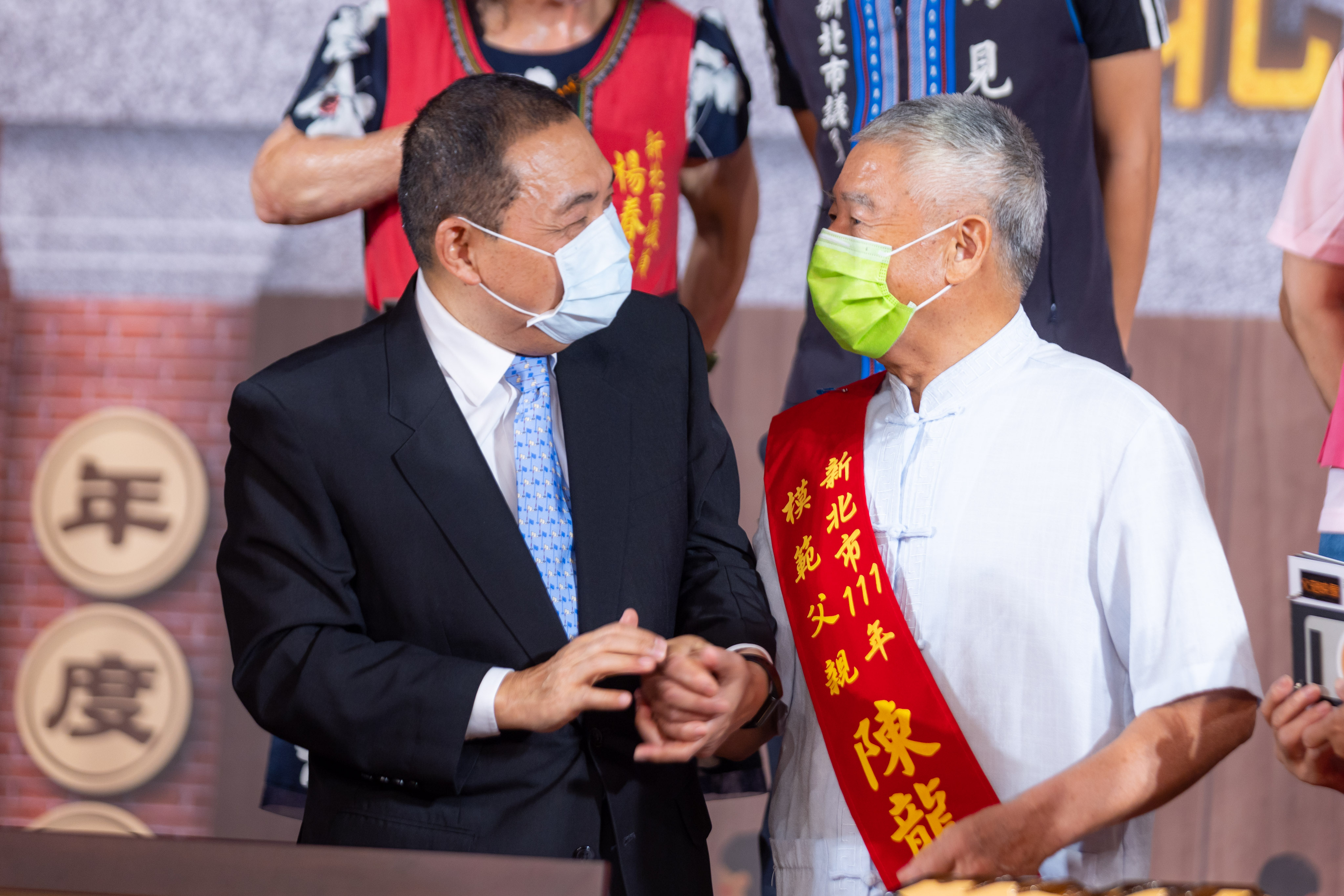 侯友宜市長表揚54位模範父親，致贈金戒指與獎牌，感謝父親們的辛勞