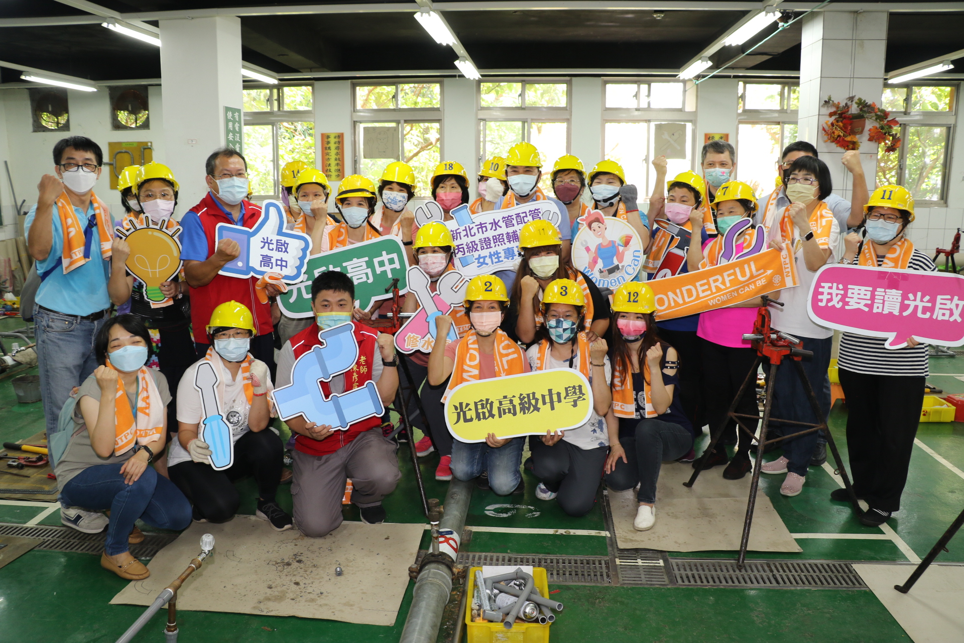 侯友宜在社會局長張錦麗和勞工局長陳瑞嘉的陪同下  專程前往光啟高中關心女性水電班