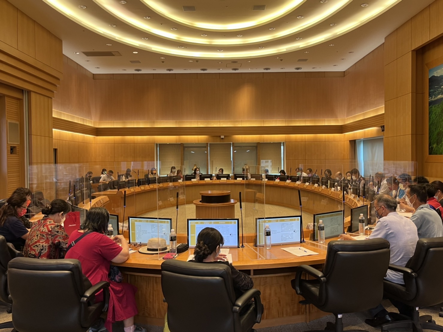 ▲新北市政府召開語發會暨教審會聯席會議，邀集族語老師、專家學者等深耕原住民族教育及語言文化推廣傳承的委員與會。(圖/新北市政府原民局提供)