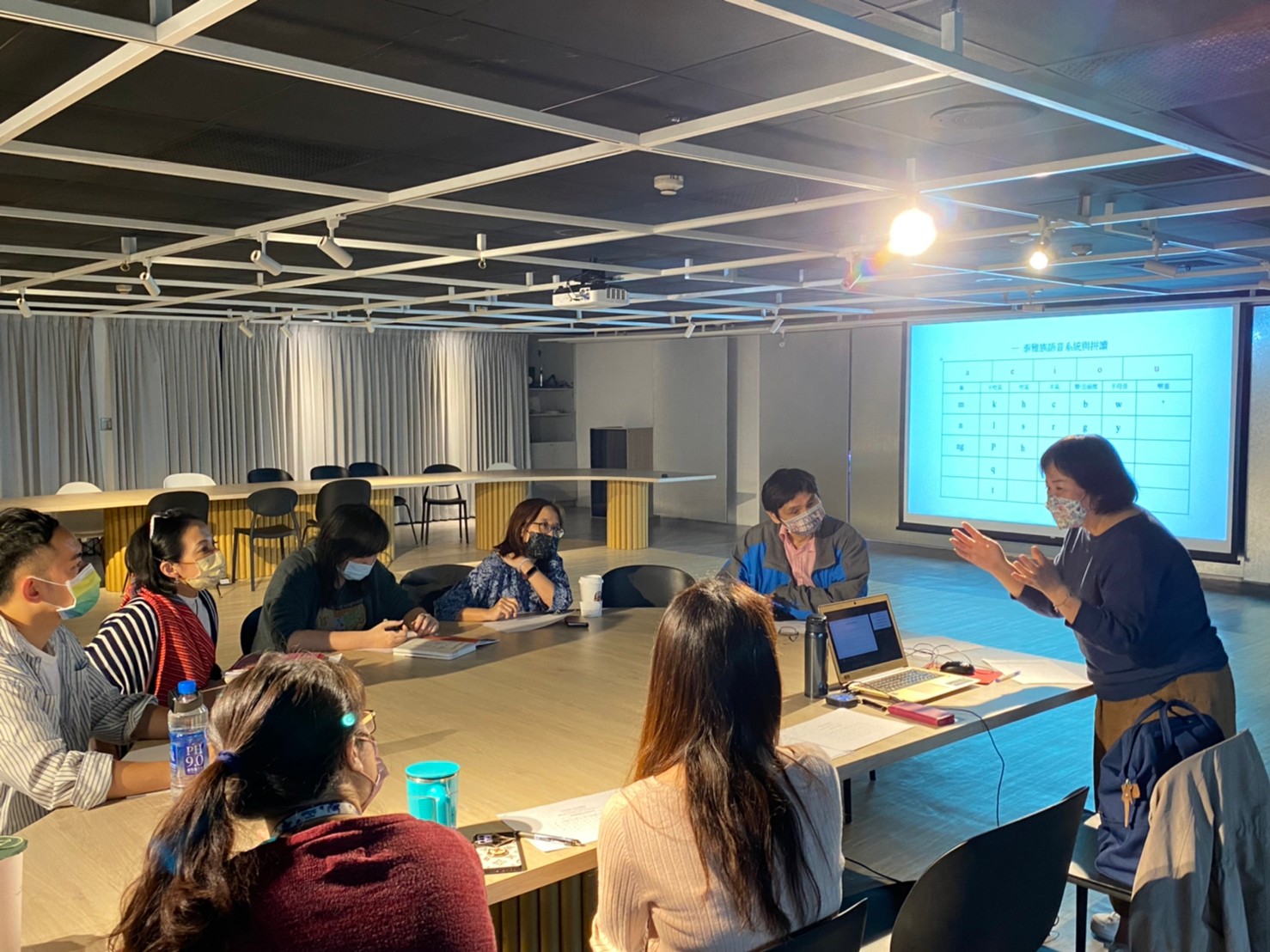 ▲新北市府辦理全國首創的機關族語學習班，提供市府員工族語學習機會，帶動族語學習風氣，圖為泰雅語班。(圖/新北市政府原民局提供)