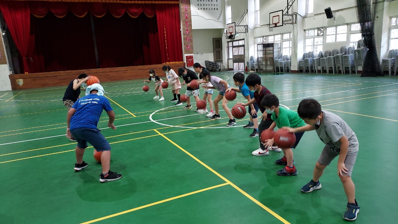 ▲111年度Tanektek!「原」氣族語育樂營阿美語梯次於瑞芳國小登場，圖為籃球班。(圖/新北市政府原民局提供)