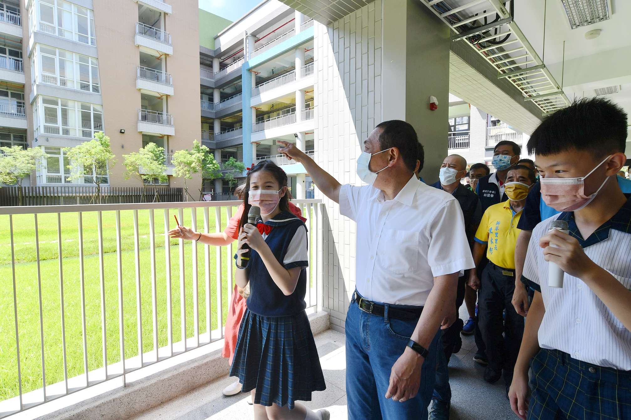 改建後的新埔國小校舍煥然一新，同時新增滯洪池、雨水回收池、太陽能板、自立廚房、綠屋頂等空間，皆符合聯合國永續發展目標。