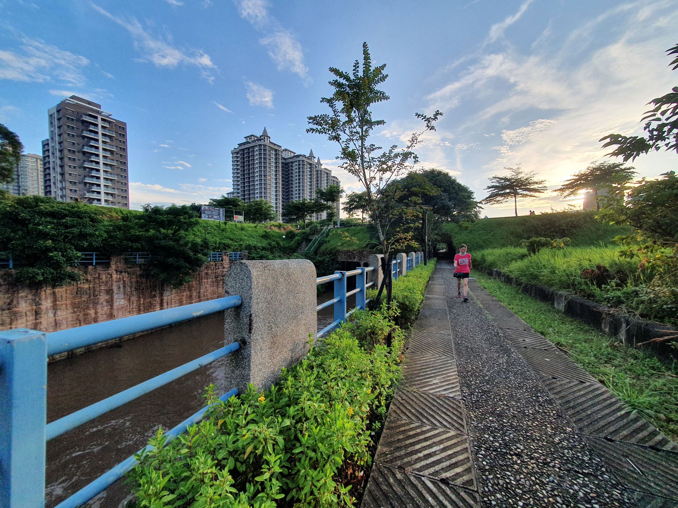 公司田溪景觀廊道種植四季開花灌木及喬木，將溪畔沿岸步道營造為生態、視覺、嗅覺及四季景觀變化的廊道空間