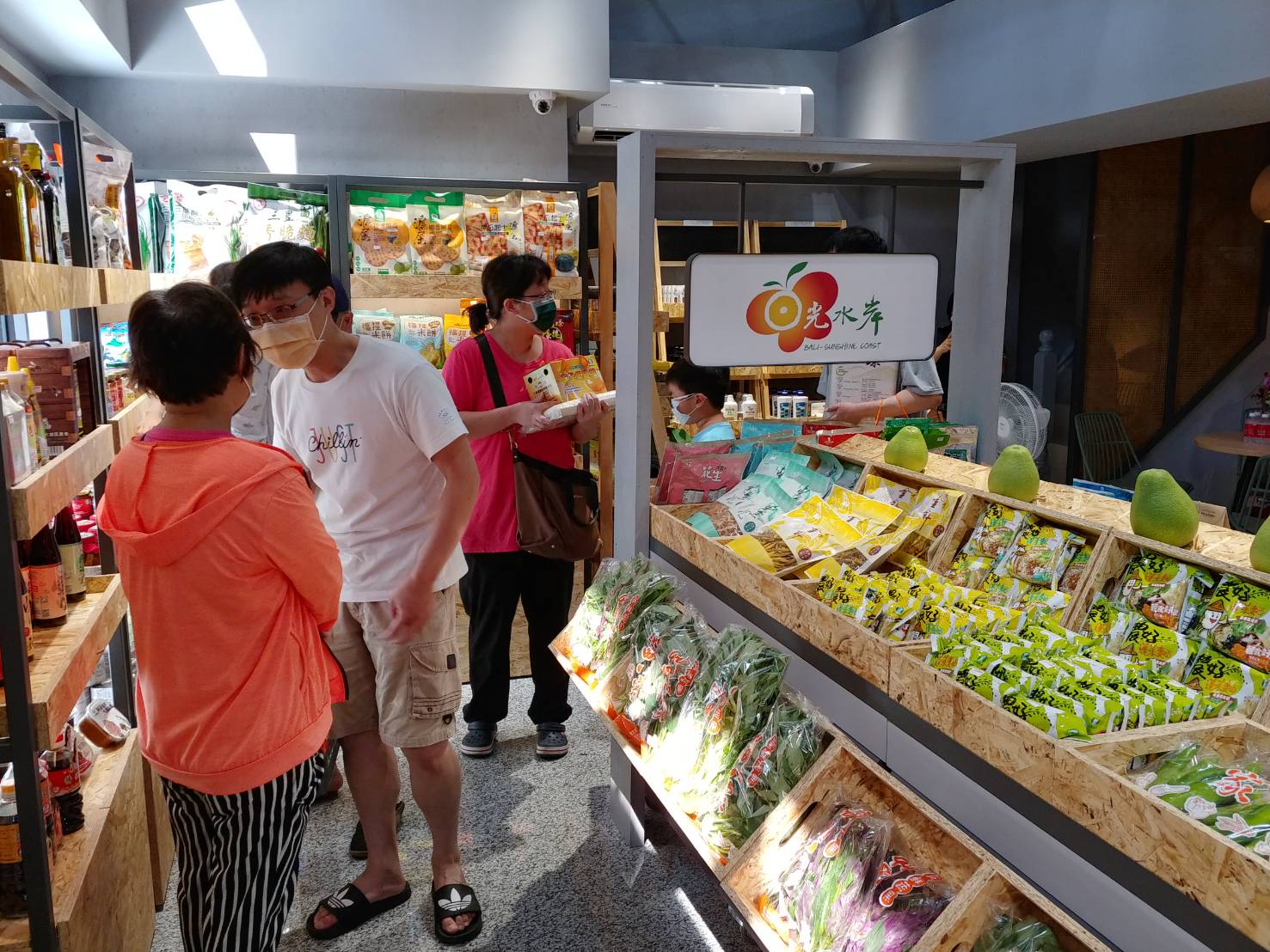 八里農村小鋪開張，民眾搶先購買新鮮農產