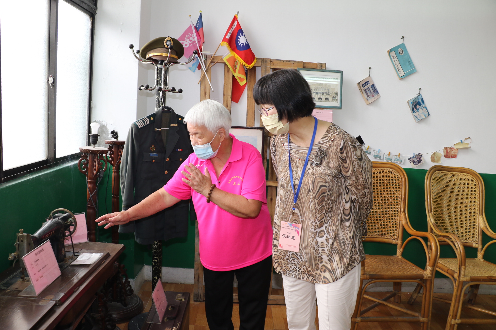 五股貿商長輩帶領社會局長張錦麗參訪眷村早期文物勝家裁縫機