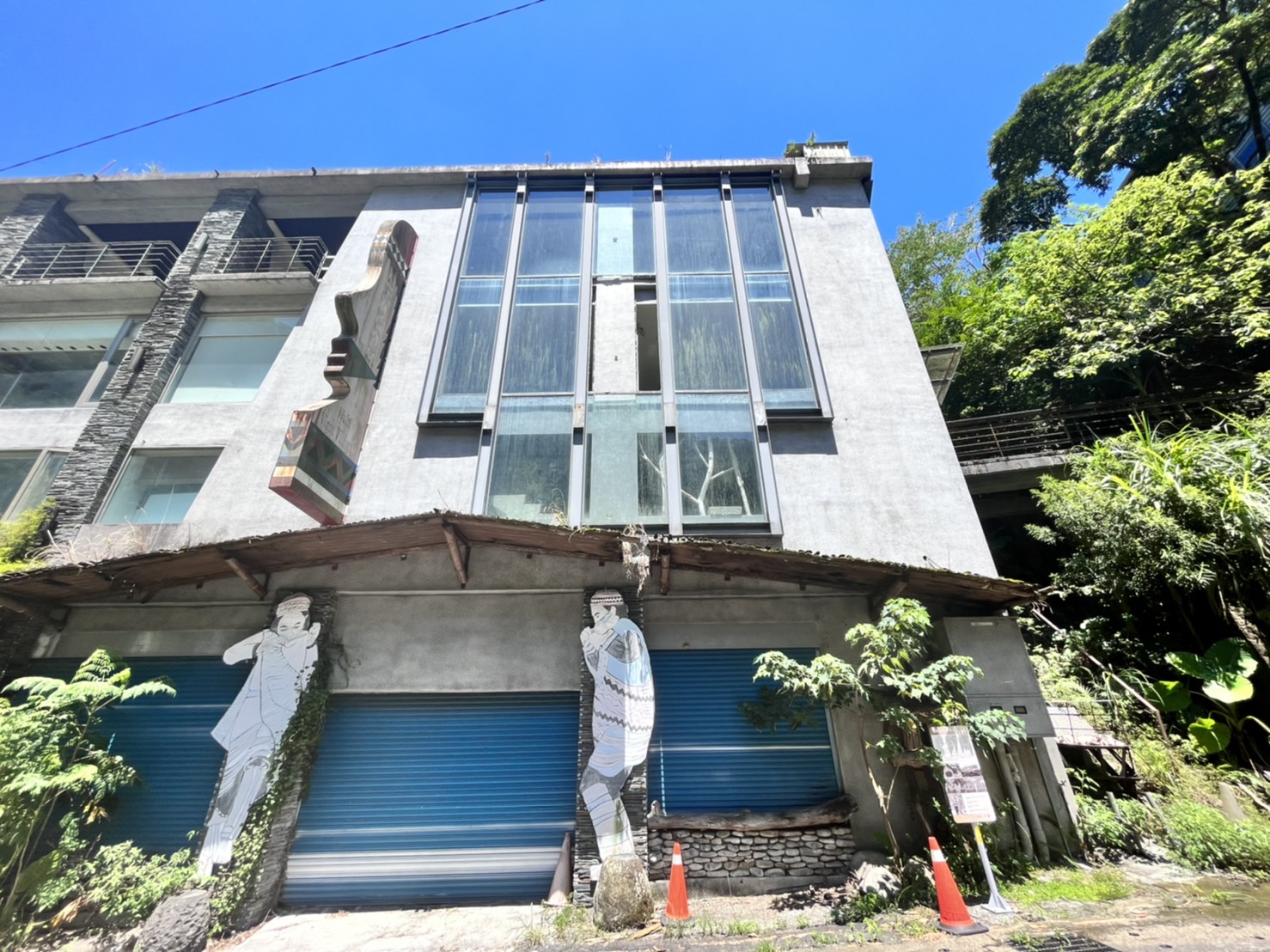 走讀景點之一「山地文化村」舊址，民國55年成立，由烏來泰雅族人周旭東、周志朗及林源治等發起，納入山地文物館、藝品販售及歌舞表演。