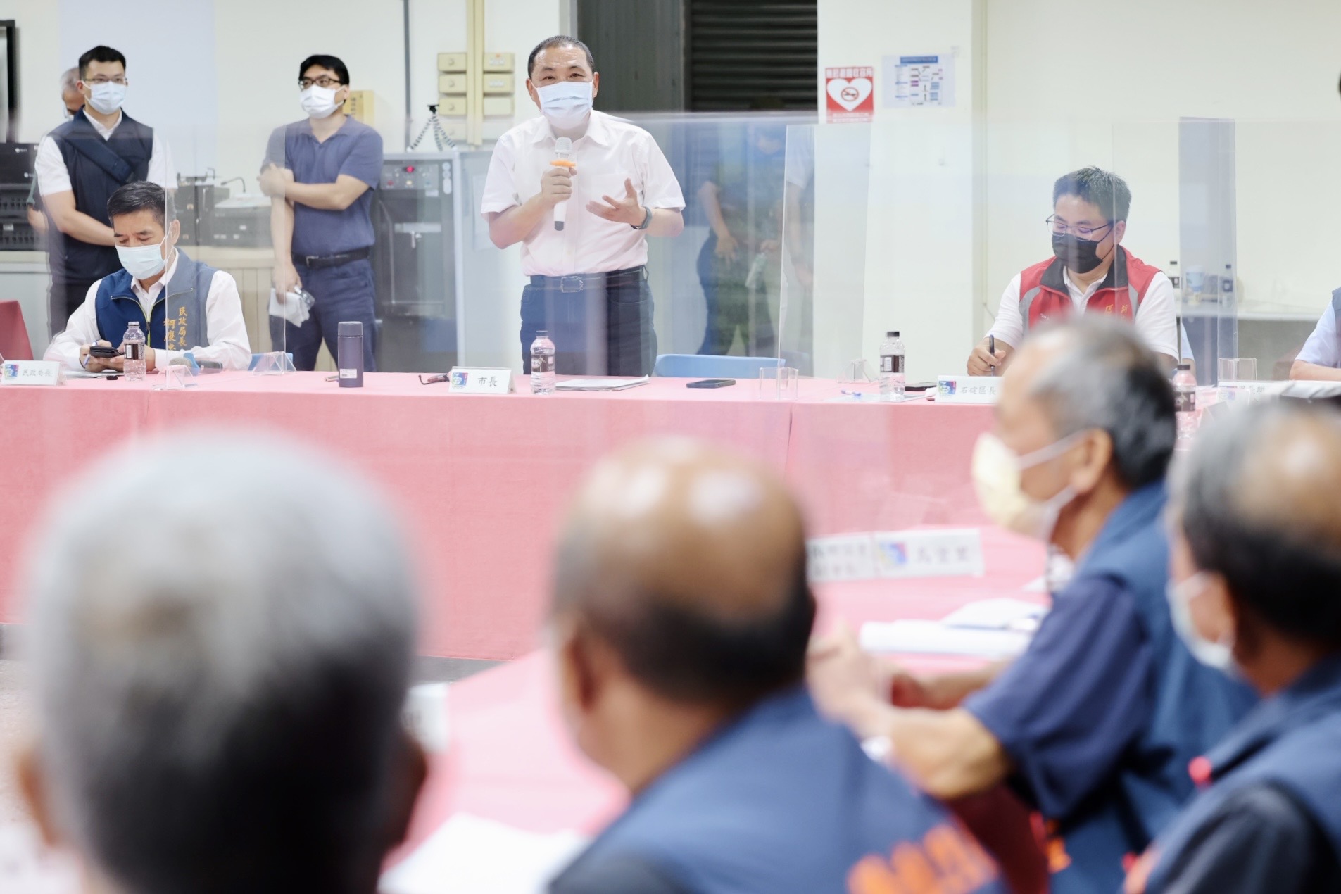 石碇區行動治理座談會議針對污水截流工程、設置自來水加壓站、加蓋停車格及警力配置等議題進行討論。