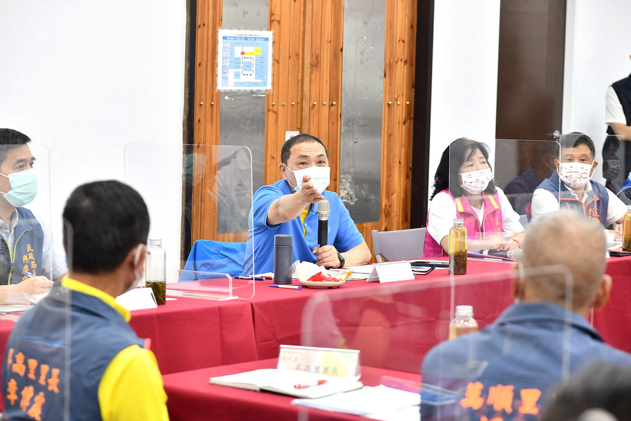 深坑行動治理座談會議針對景美溪岸邊自行車棧道、深坑第二公墓改建為運動公園及承租公所周邊建築使用等議題進行討論。