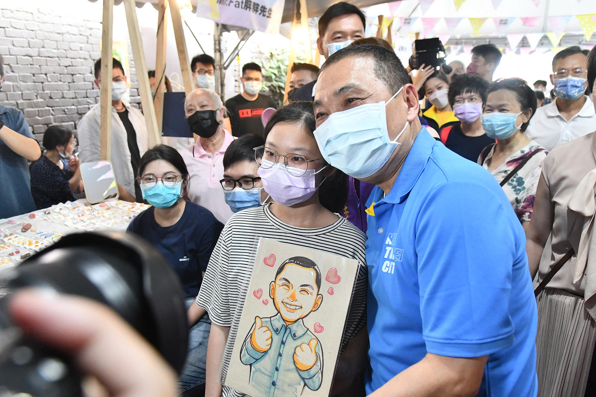 亞東科技大學師生特別送給侯市長似顏繪畫像，侯市長大讚其創作能力。