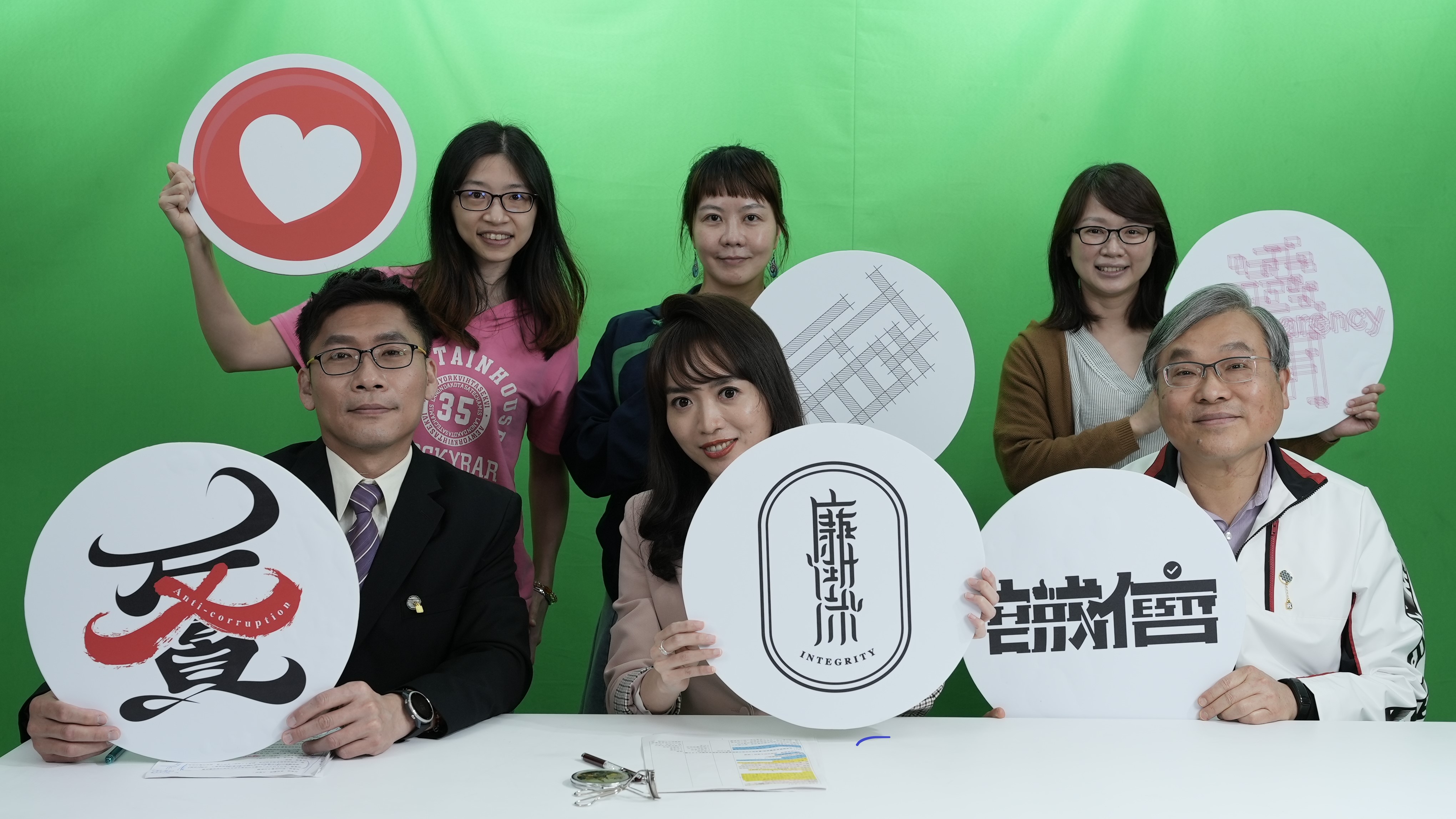 1.右1：政風處長王文信與同仁