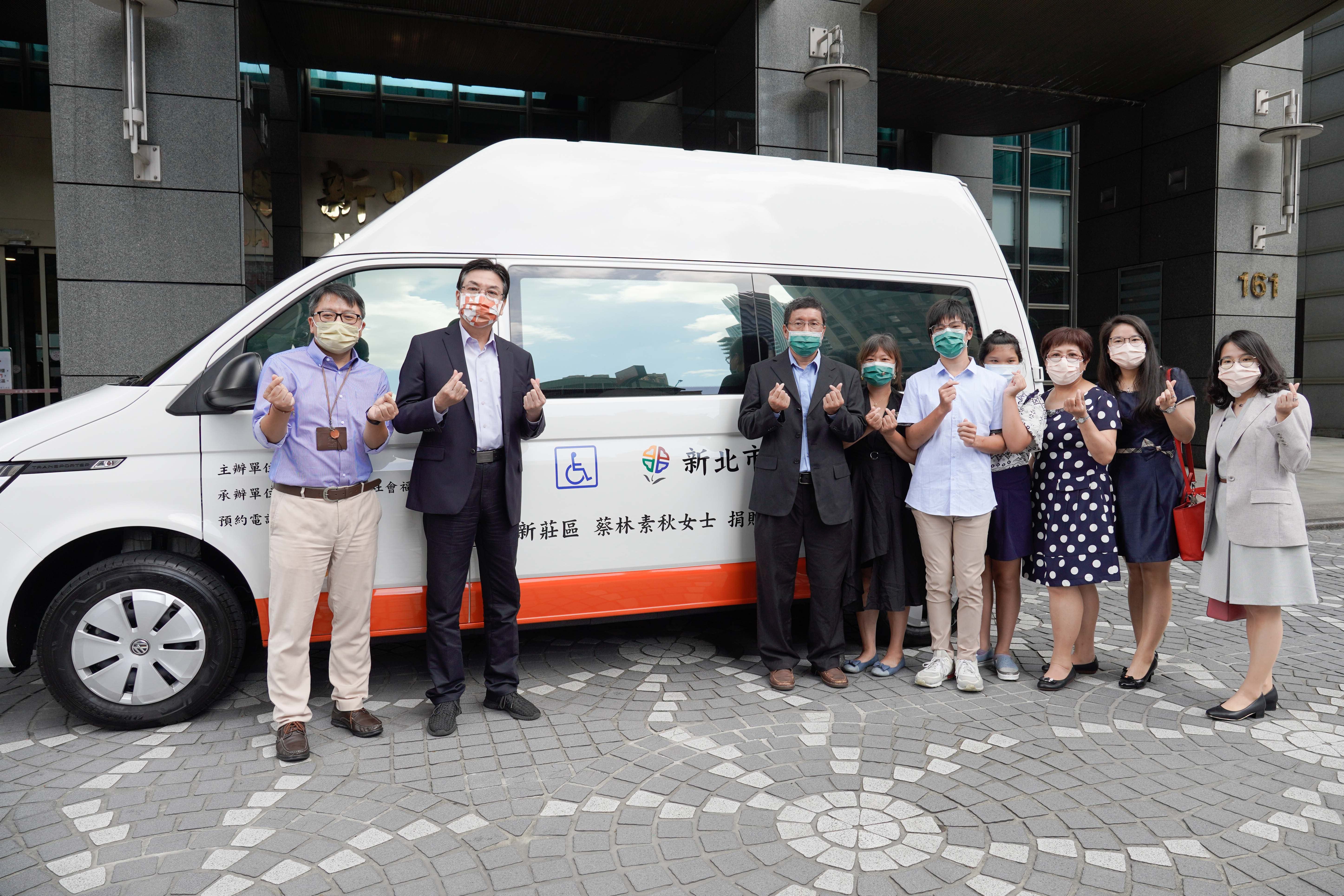 新莊區蔡宏源（左3）偕家人以紀念母親蔡林素秋名義捐贈高頂復康巴士  由副市長劉和然（左2）代表受贈