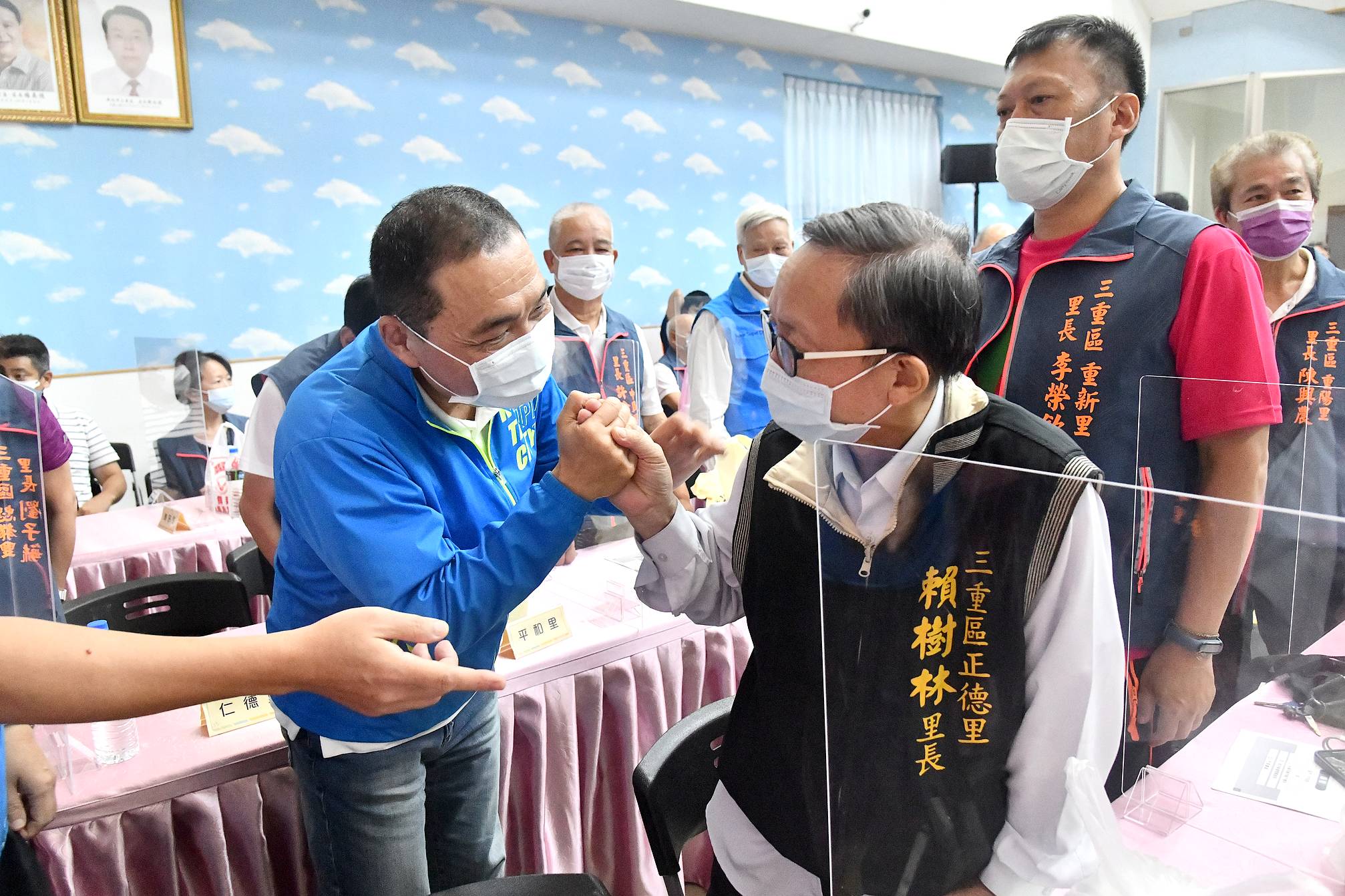 侯市長抵達三重區公所逐一與里長們致意。