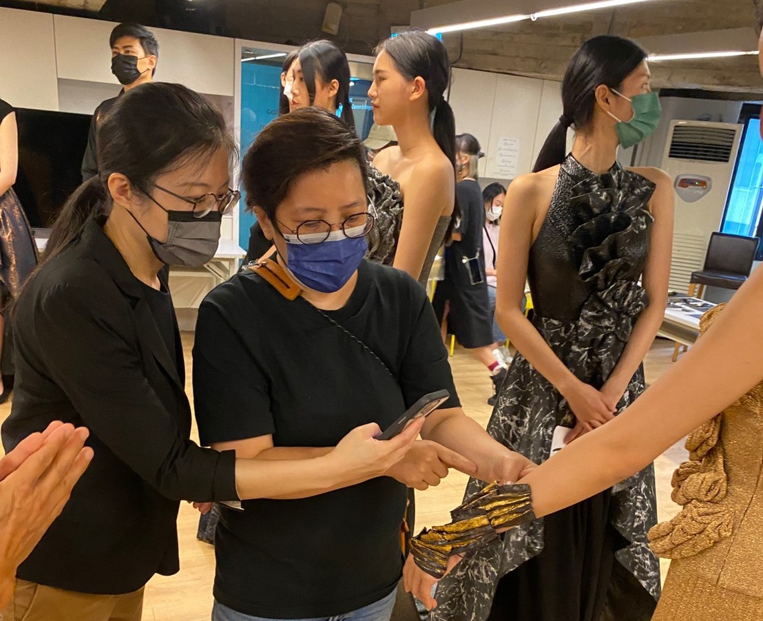 國際時尚設計師潘怡良與 At.冶器金屬物件工作室合作設計金工飾品妝點礦系服飾