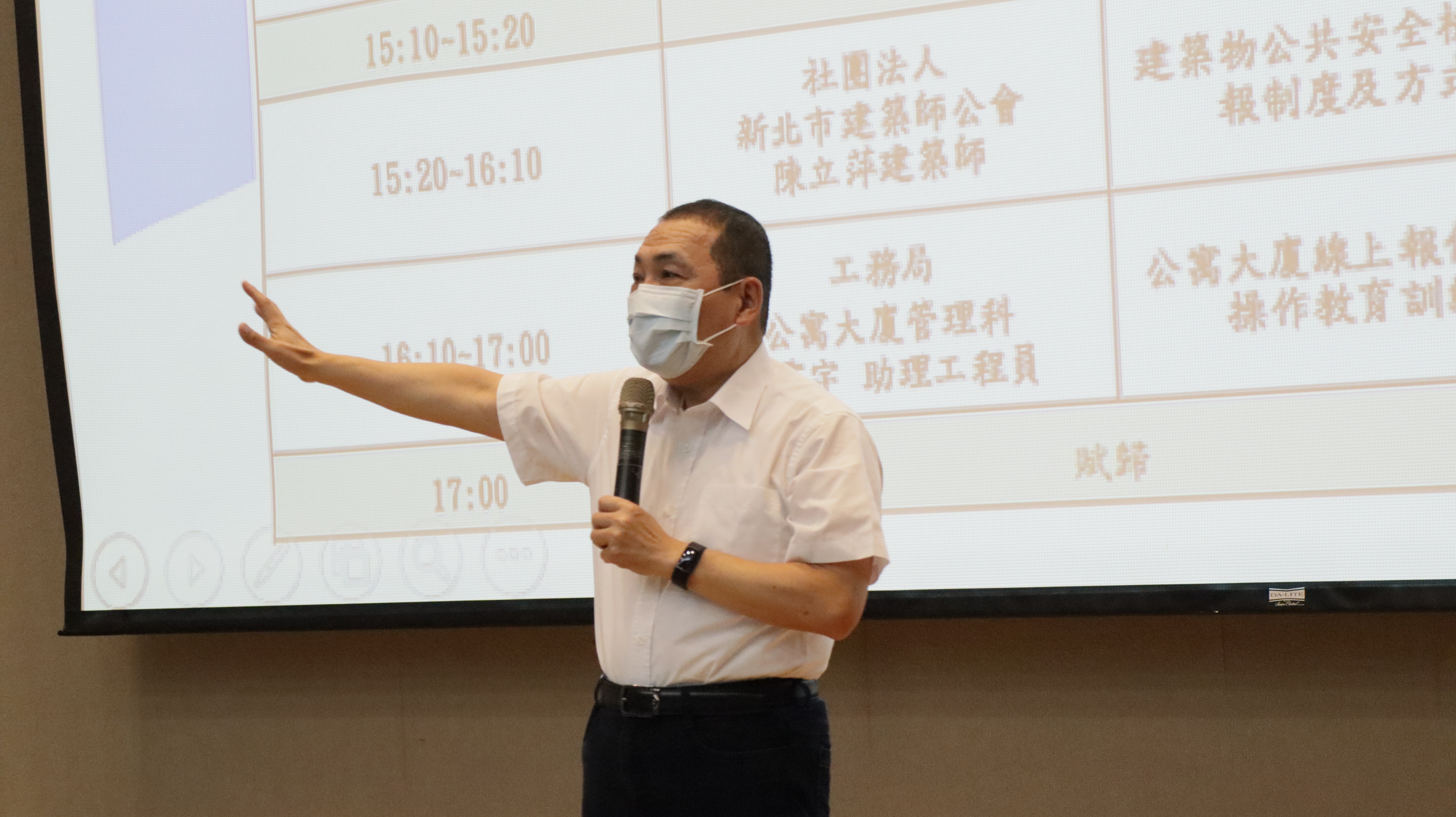 新北市長侯友宜今(2)日出席公寓大廈充電設備及法令宣導說明會，期許藉由充電設備打造社區低碳改造計畫，並感謝各社區為新北居住品質的貢獻與努力