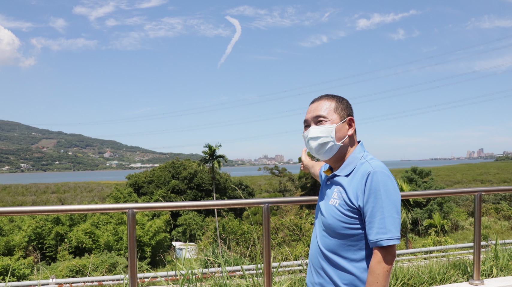 新北市長侯友宜站在紅樹林捷運站前遠眺淡北道路預計施工地點，感慨拖了26年的淡水救命道路中央終於核定