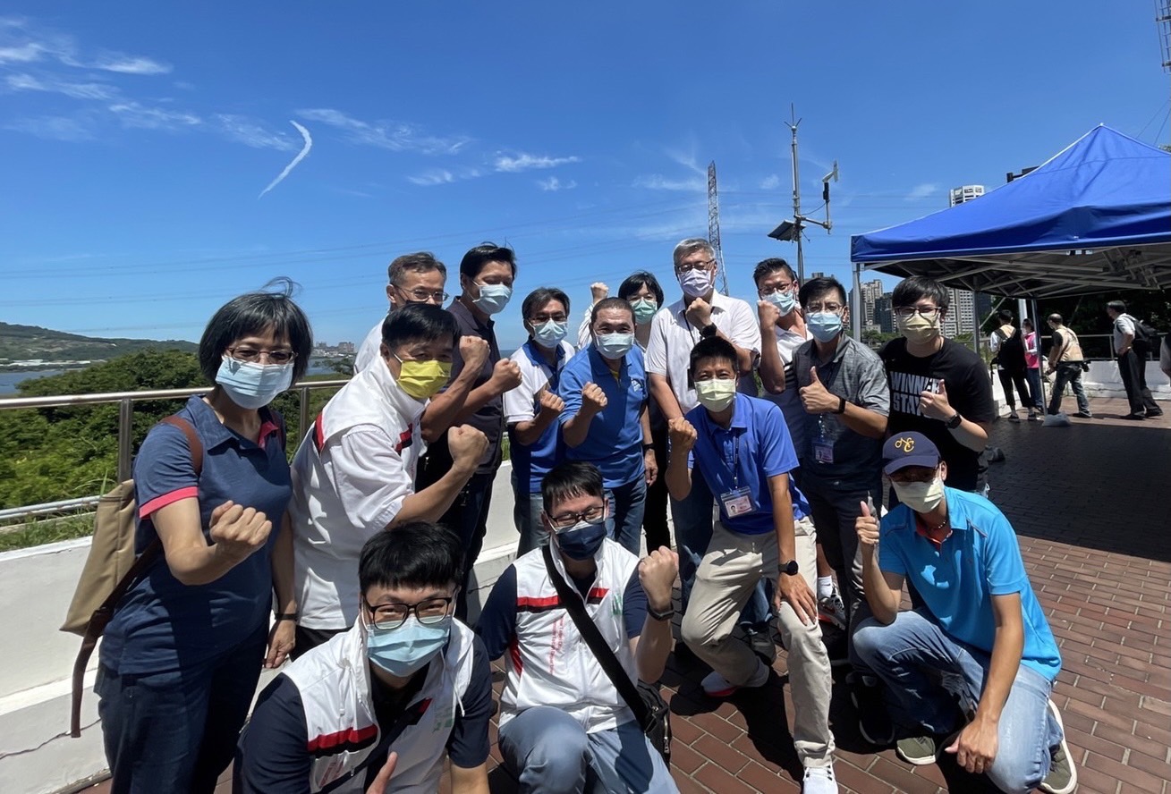 侯友宜市長與新北市工務局施作淡北道路團隊合影