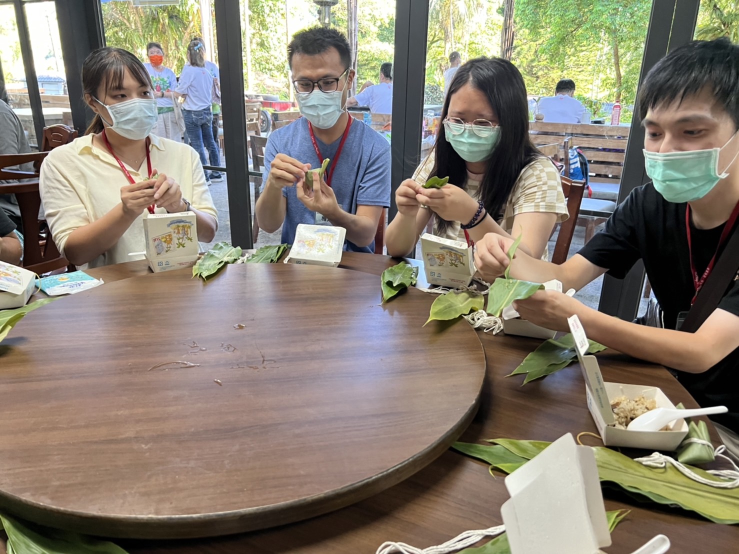 互動內容有趣大家想盡辦法完成野薑花粽