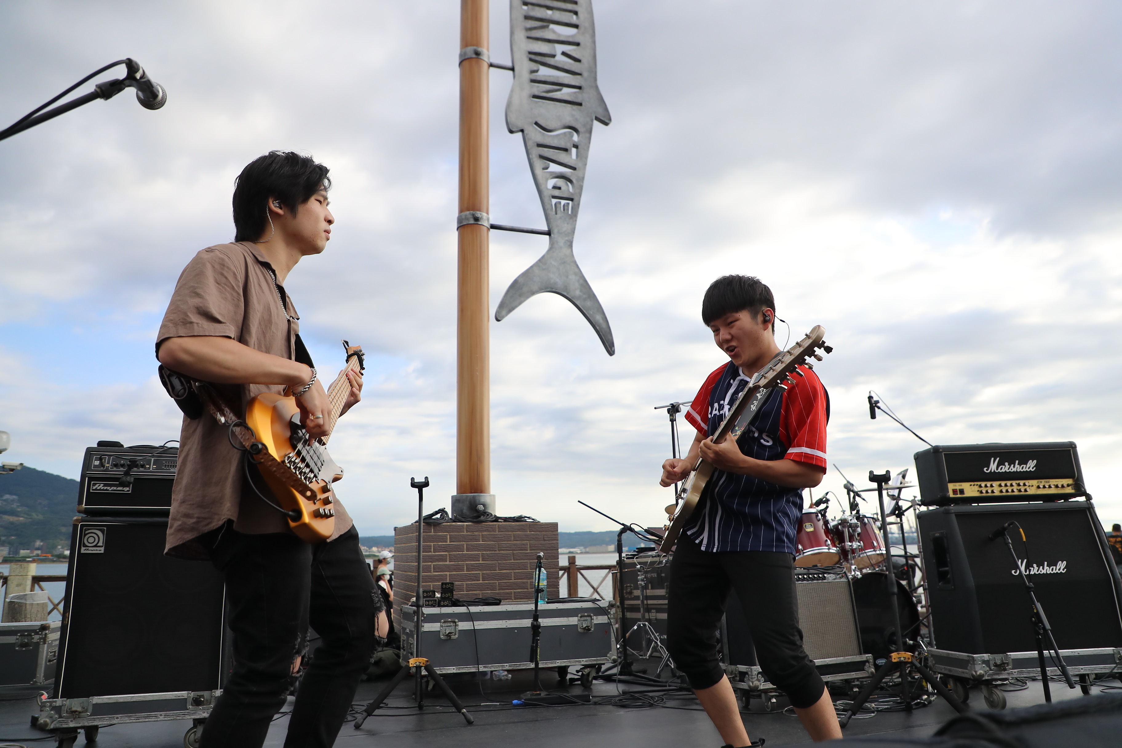 喬治齊登台表演，音樂以帶有諷刺的口吻描述年輕人不甘屈服社會的心情