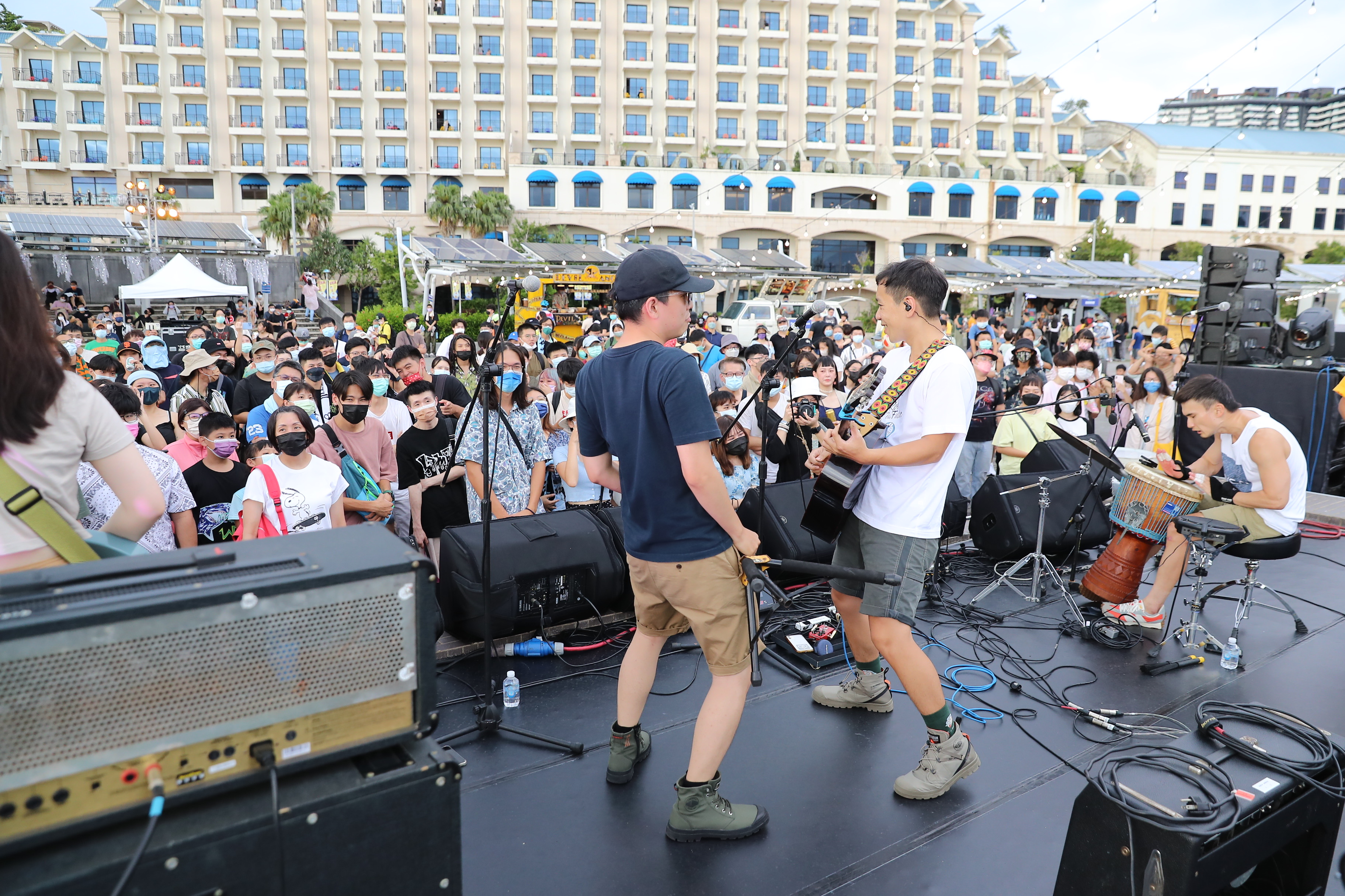 五五身樂團開唱嗨翻全場，演出金句「每一次現場演出都像洗澡給大家看！」夏日熱力演出