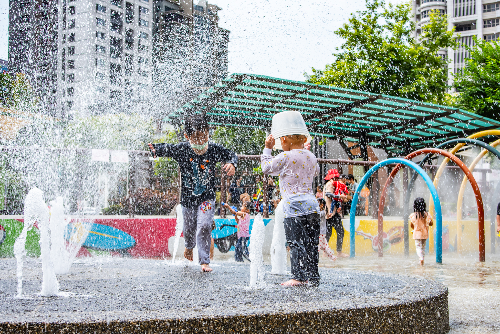  塭仔底濕地公園戲水池小朋友玩得不亦樂乎
