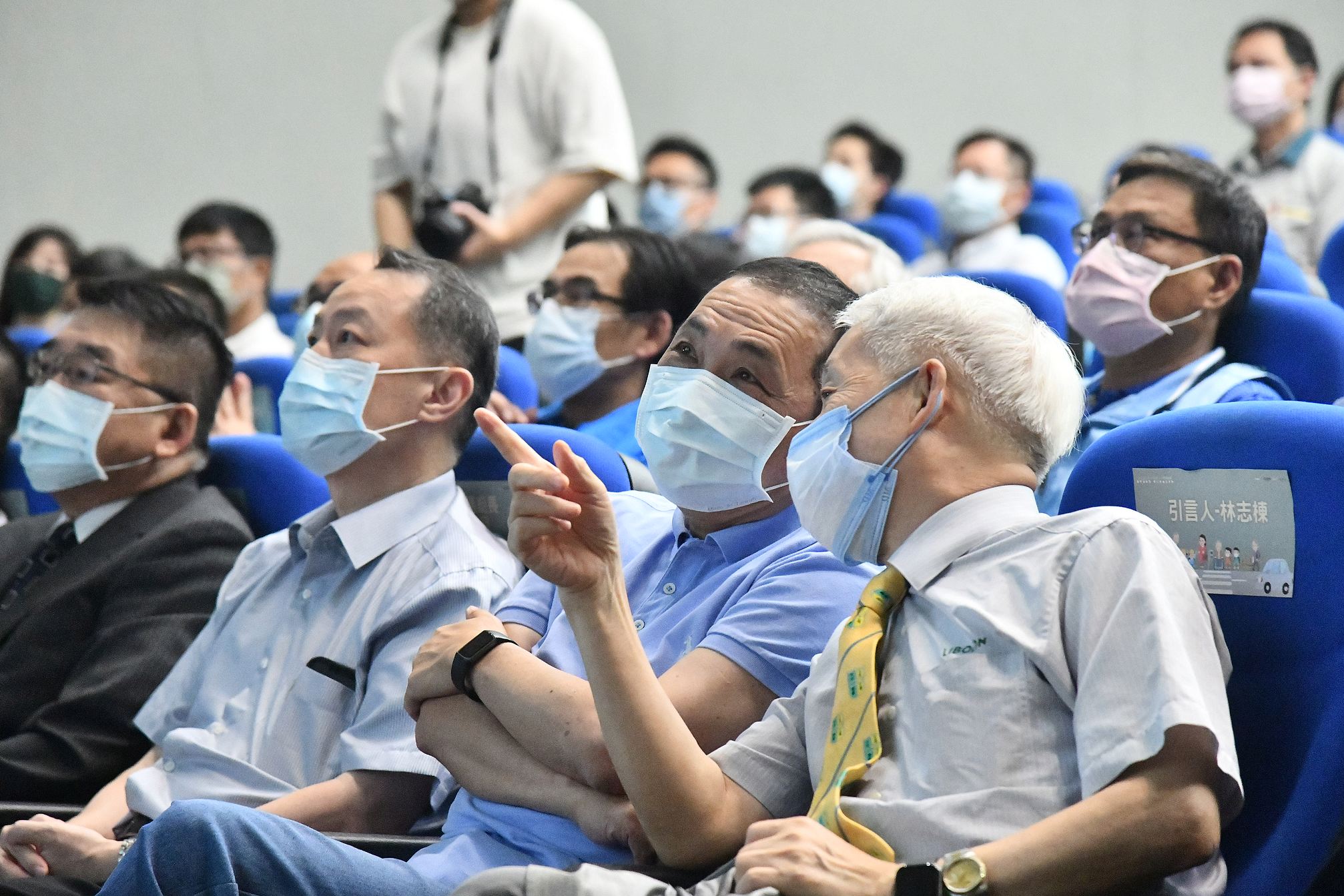 新北市近年來共移置502個變電箱、781個路口纜線下地，以及拓寬25.28公里長、近6萬平方公尺面積的人行道，還給市民平坦、寬闊、舒適的人行道，以及開闊的視野。
