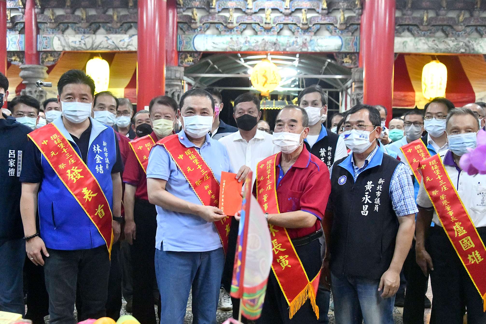 侯友宜添香油錢感念大墓公護佑新北。