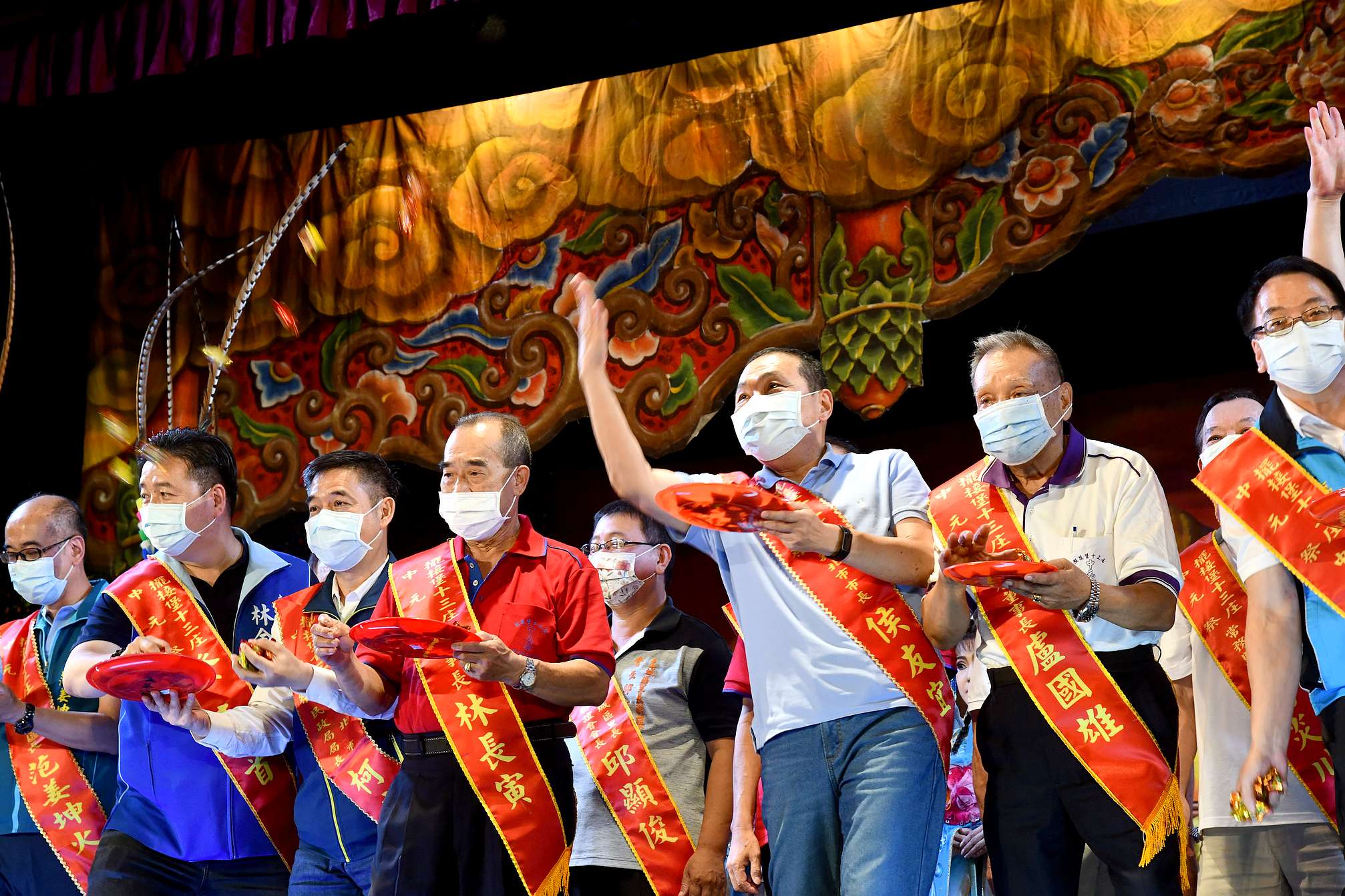 侯友宜和與會嘉賓一同發放糖果祈福。