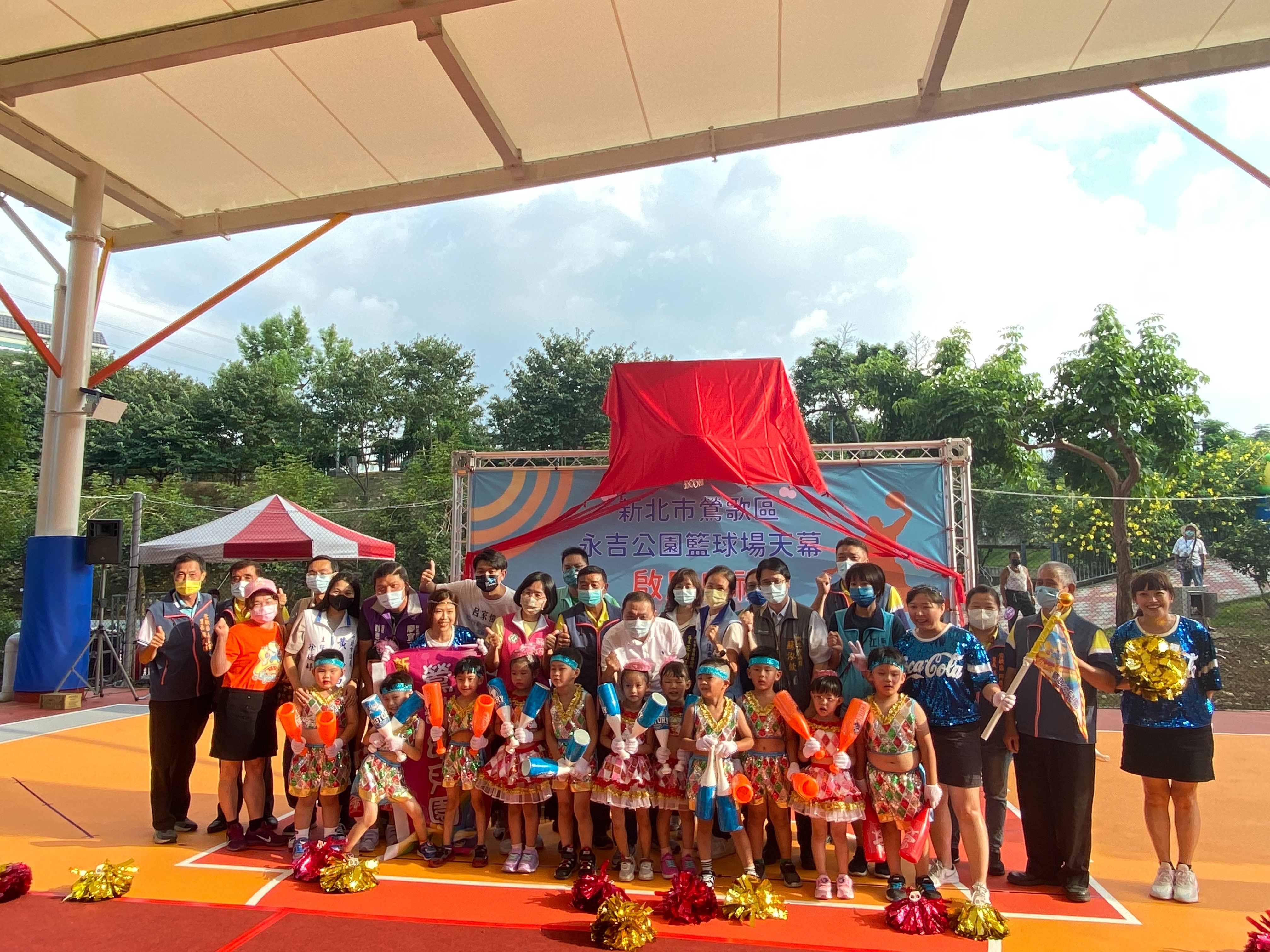 侯友宜市長與鶯歌幼兒園啦啦隊合影