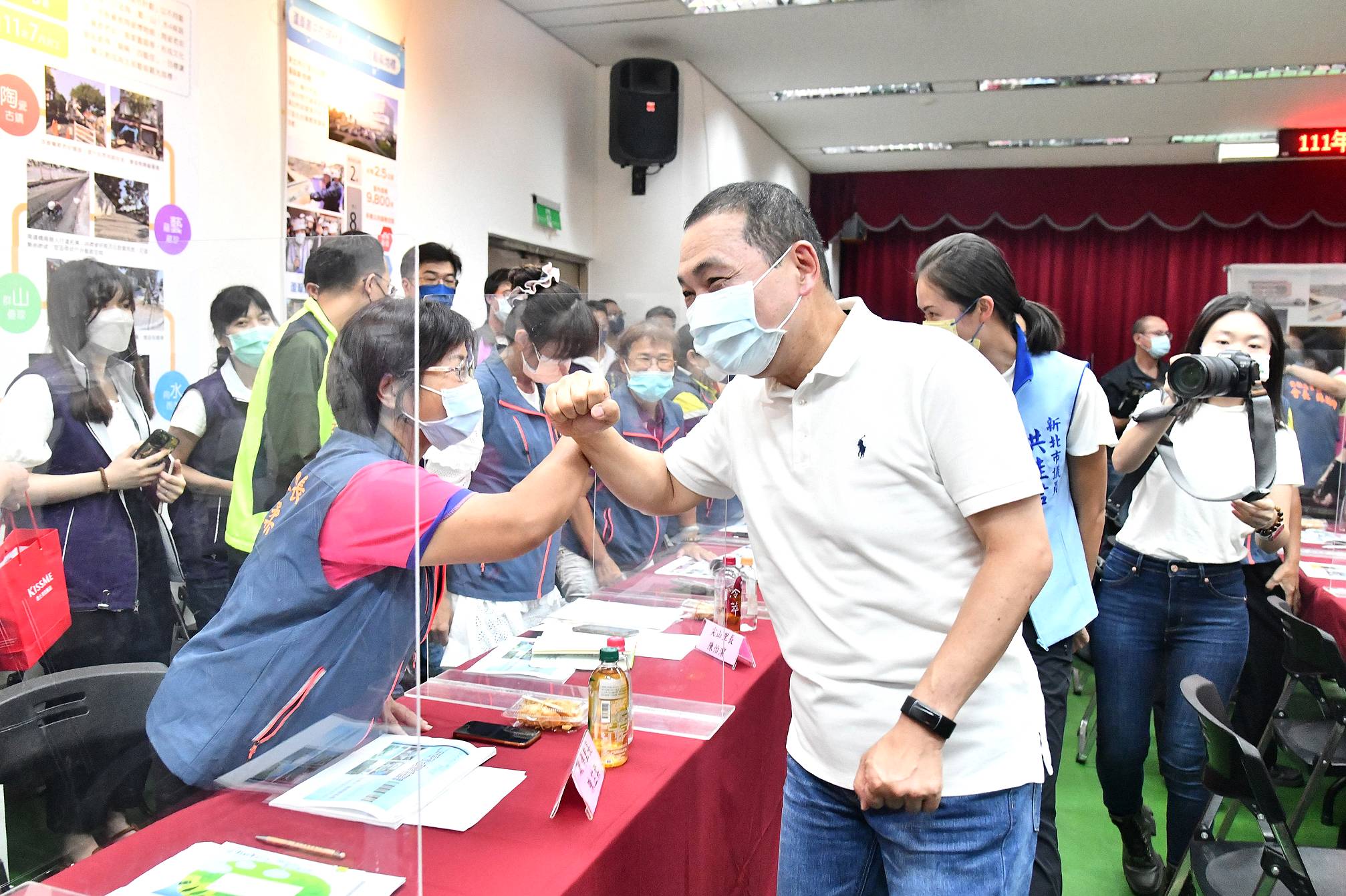 新北市長侯友宜(9)日率市府團隊赴鶯歌區公所主持行動治理座談會。