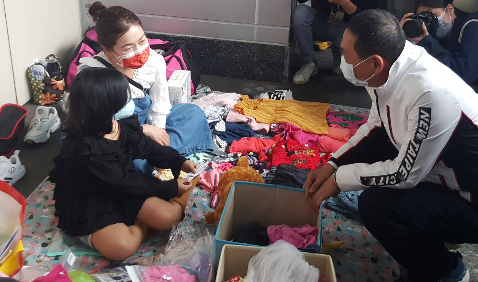小小老闆來小樹市集擺攤賣二手東西賺自己零用錢
