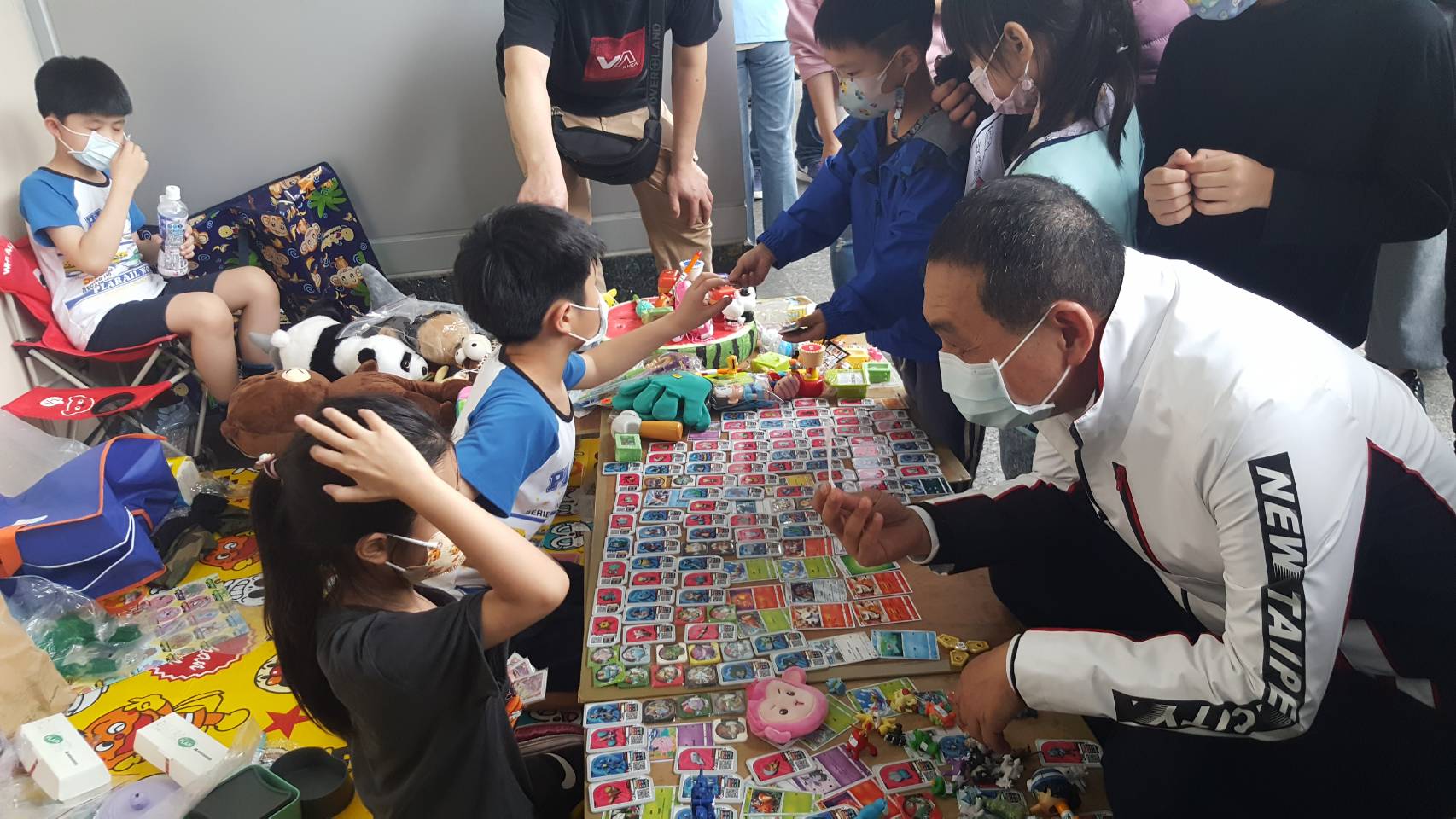 小小老闆來小樹市集擺賣二手玩具，侯友宜：長大要當大老闆