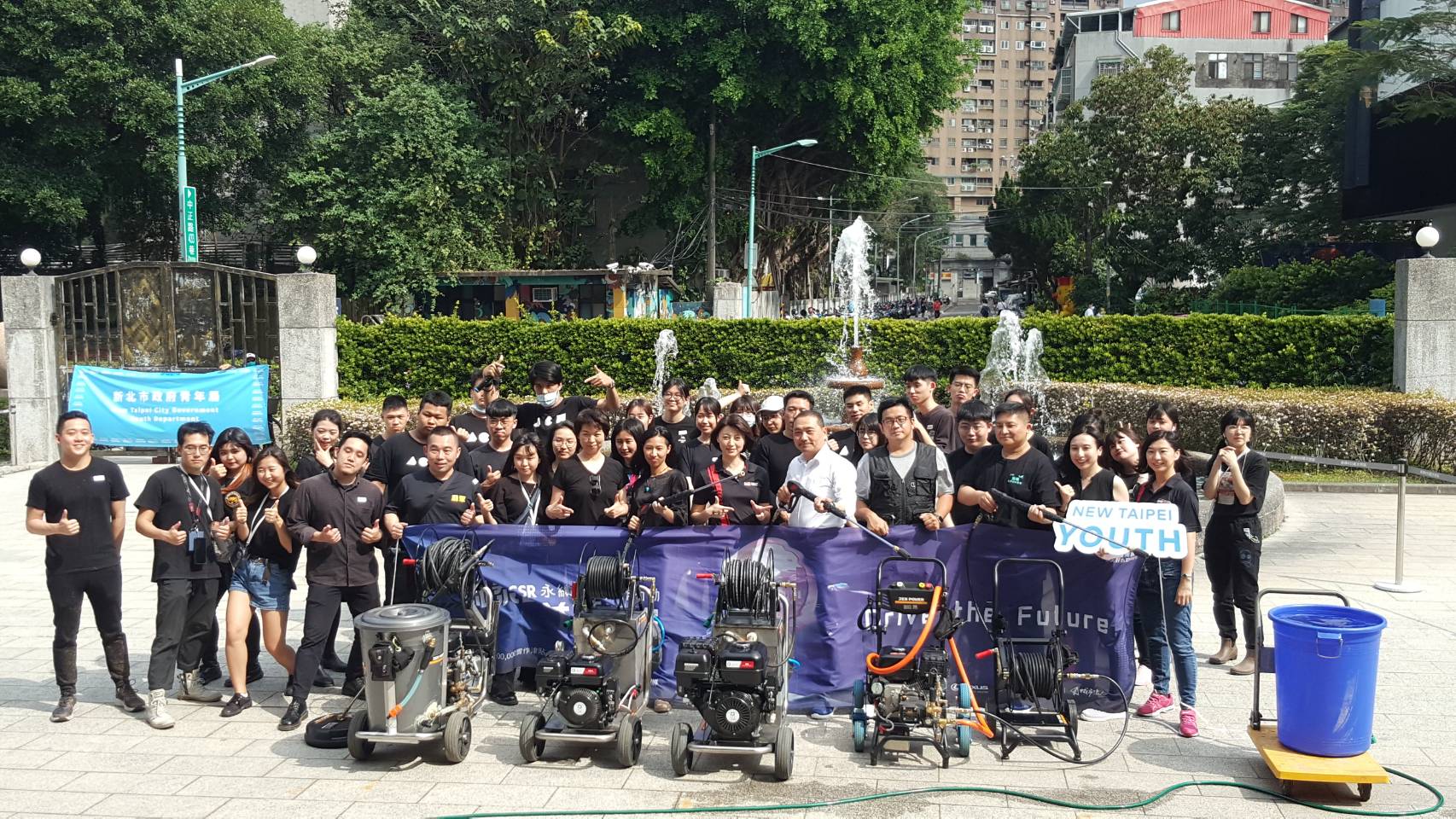 市長與參與公益洗地青年朋友合影