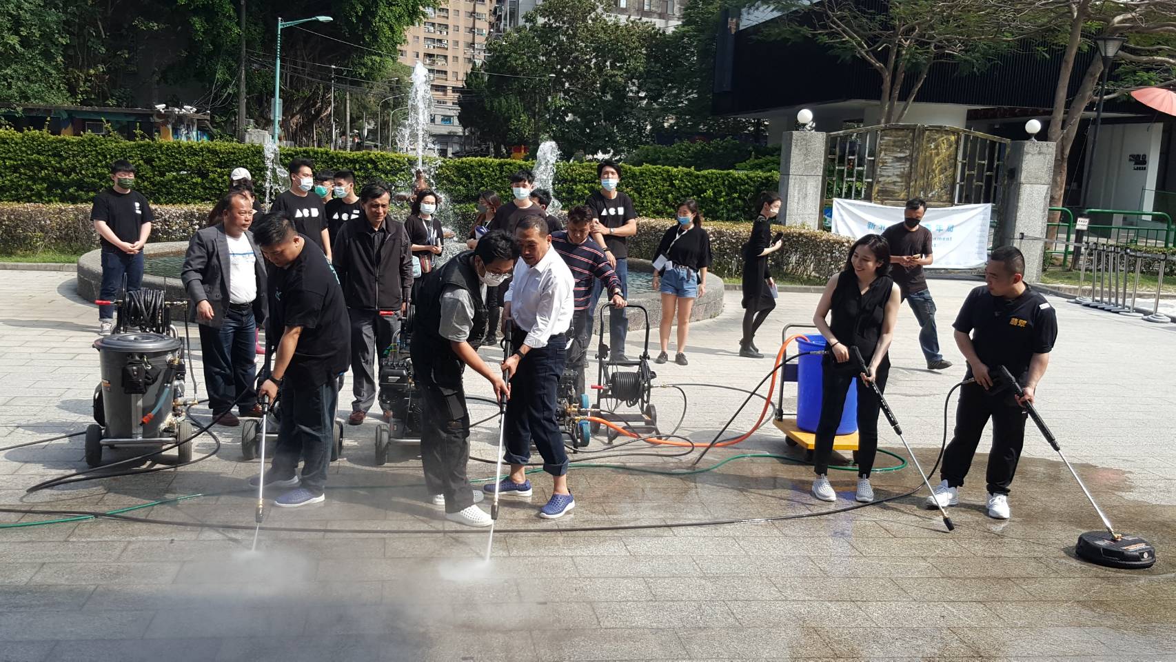 市長與林立青攜手挽袖刷洗435藝文廣場