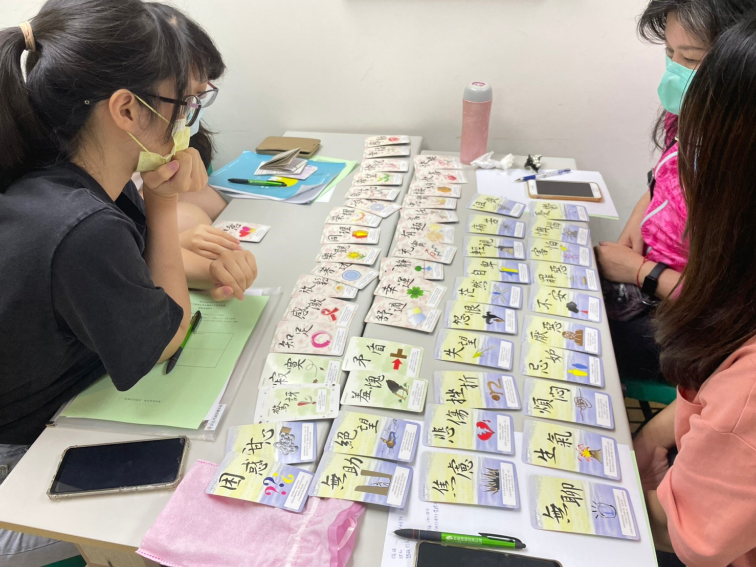 青年透過牌卡將情緒分類整理