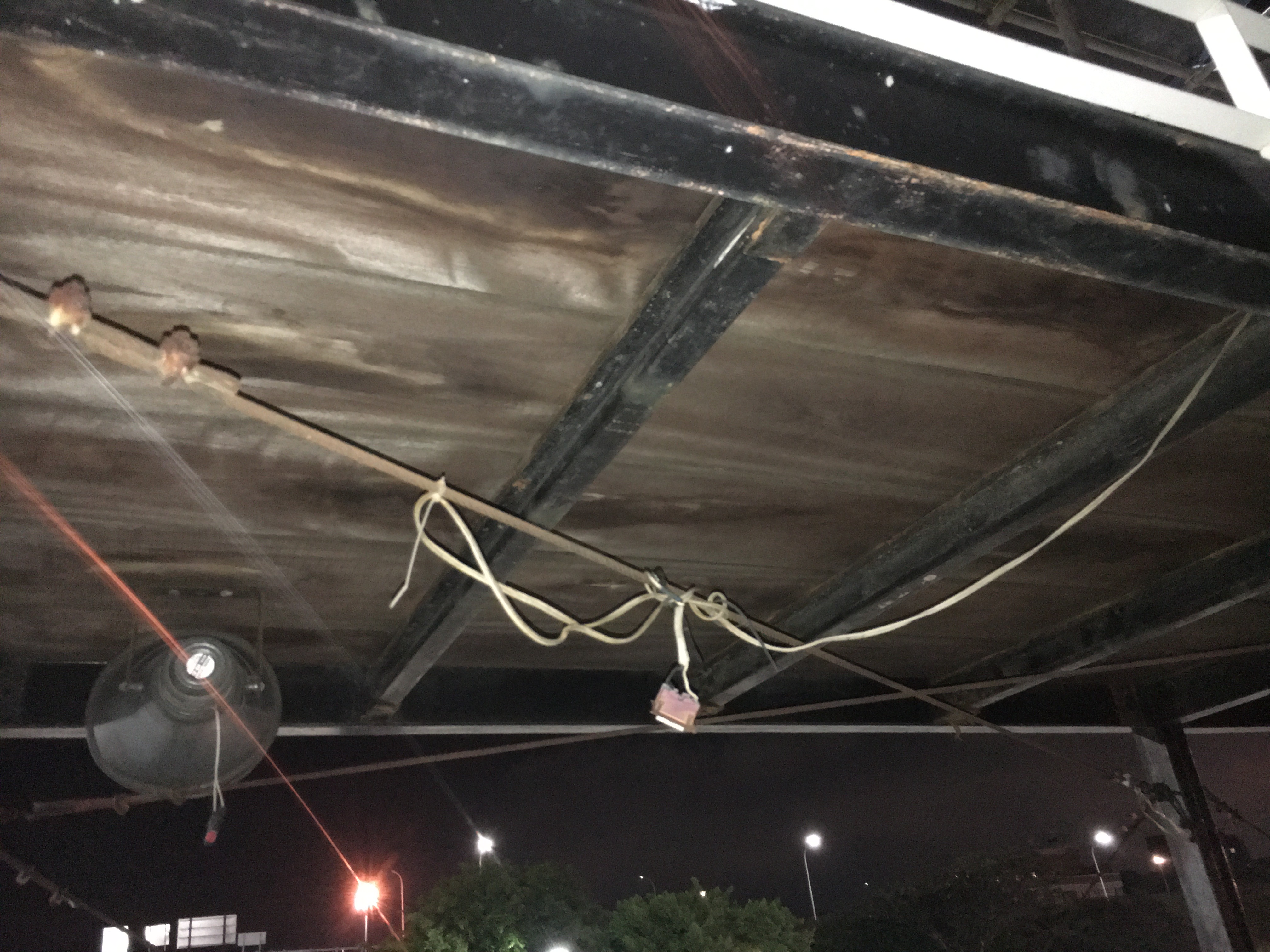 事發現場看台下方私接線路