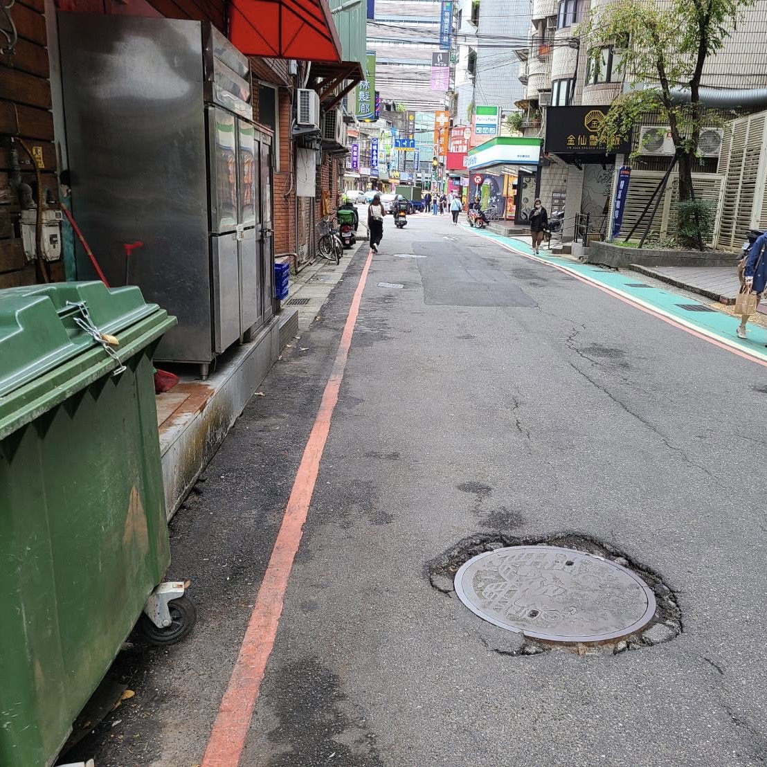 人孔周邊路面破損(改善前)