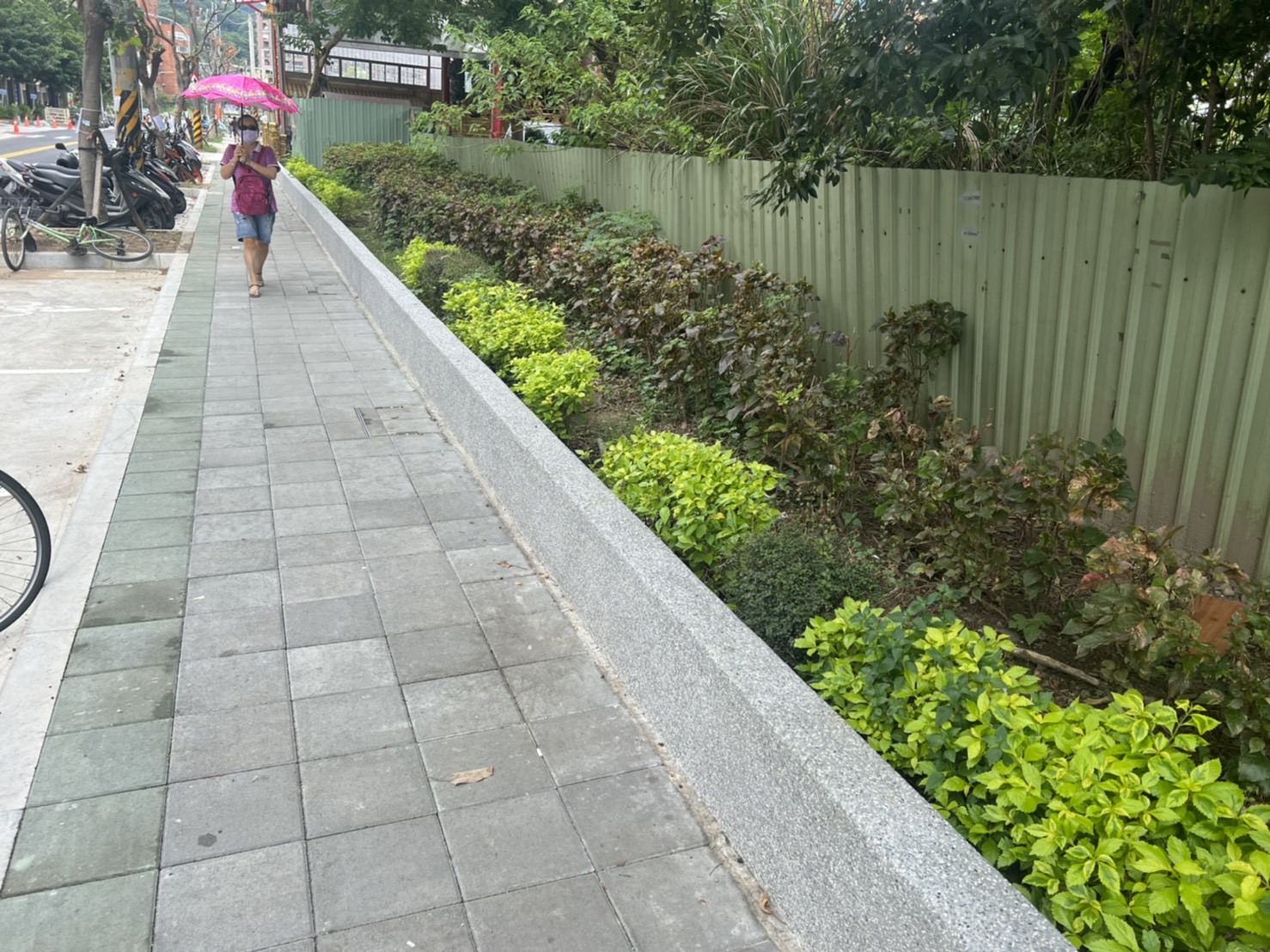 負責施工「山」路徑的養工處表示，鶯歌建國路以「山」的綠色為主題意象，整併原先樹穴、停車格、路燈及電箱等設施，沿線電桿及附掛纜線下地，讓人行道淨寬達150公分，並施作透水鋪面建構永續發展的韌性城市