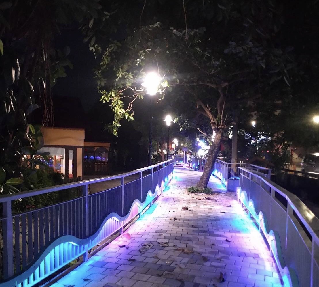 銜接鶯歌陶博館與陶瓷老街的溪畔小徑，也在尖山路旁設置路口廣場休憩區，晚上也可觀賞LED水波紋護欄感受地方文化色彩，不僅增加小徑夜間照明，也提供民眾一個放鬆心情的空間