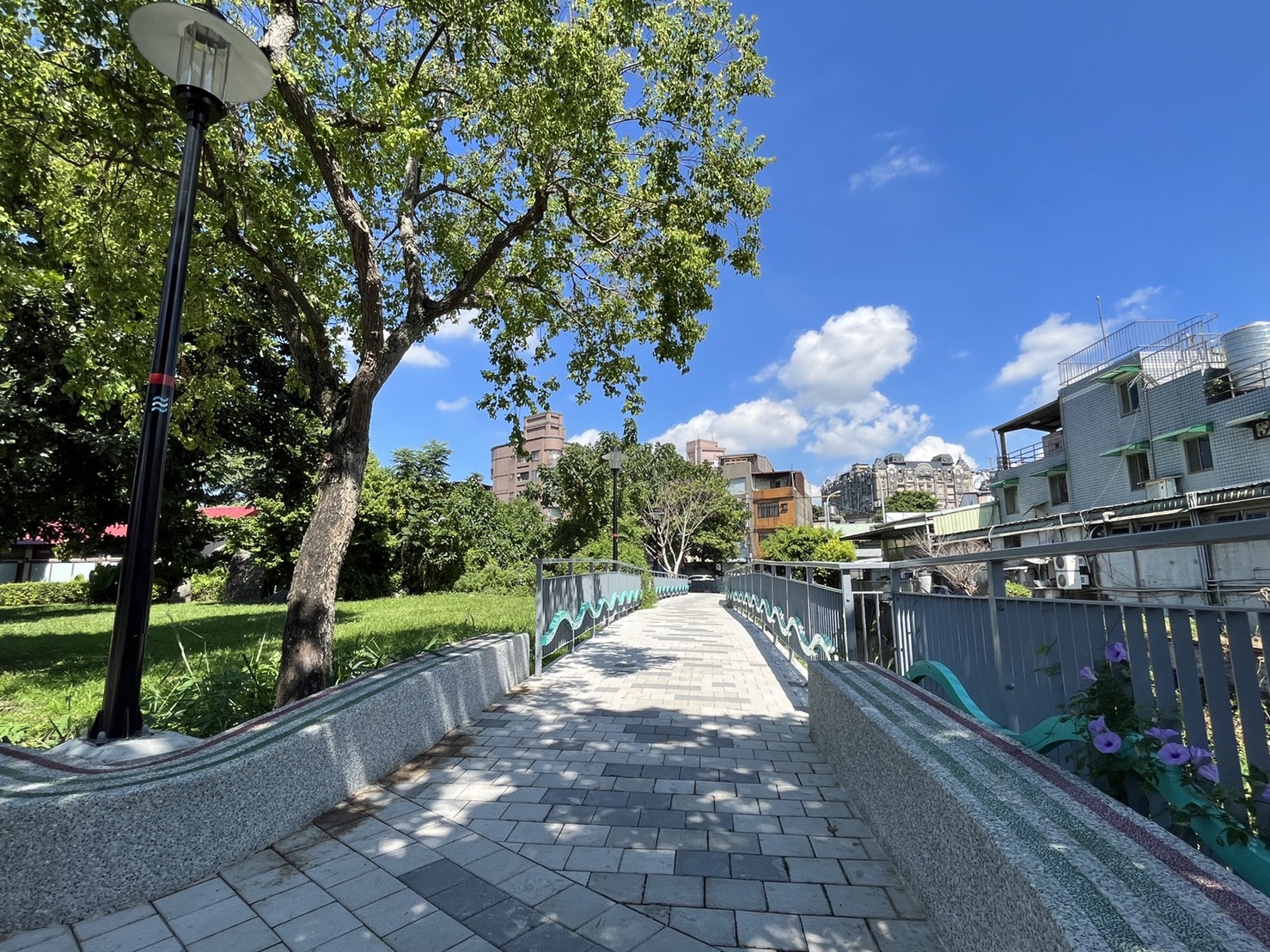 「水」的部分由新工處負責，施工團隊運用大甲九圳溪畔水流意象引入溪畔小徑，更新改造既有老舊破損的木棧道及欄杆，寓意著鶯歌區文化藝術的源源不絕，此圖為白天溪畔小徑樣貌