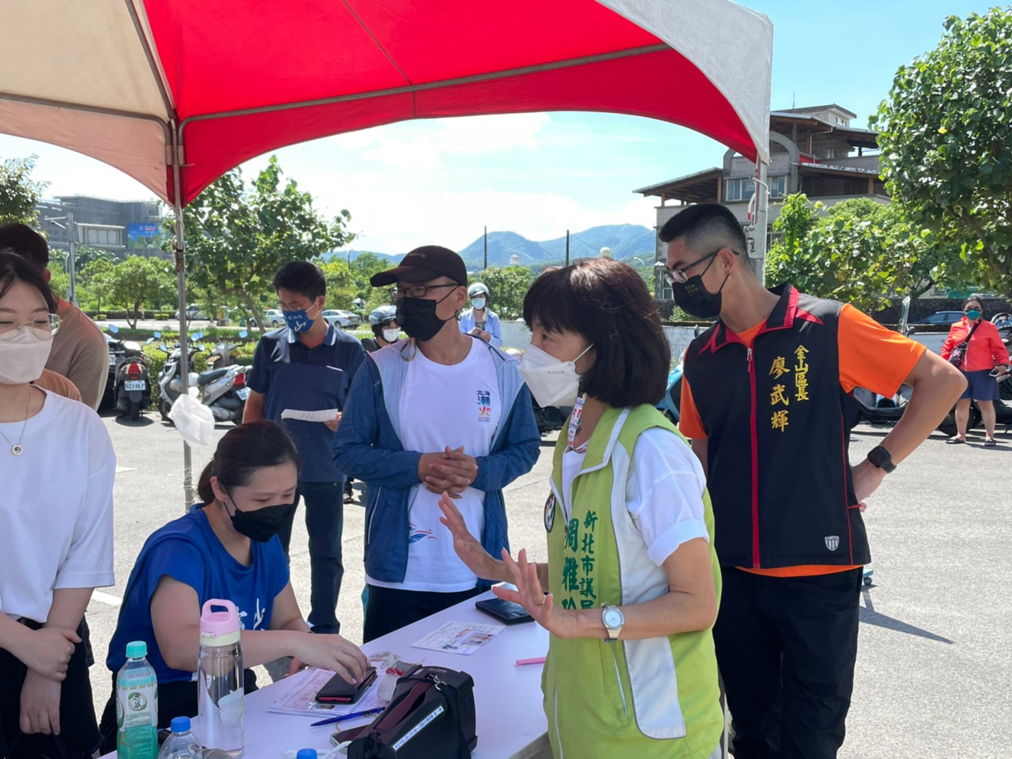 04周雅玲議員為考生加油打氣