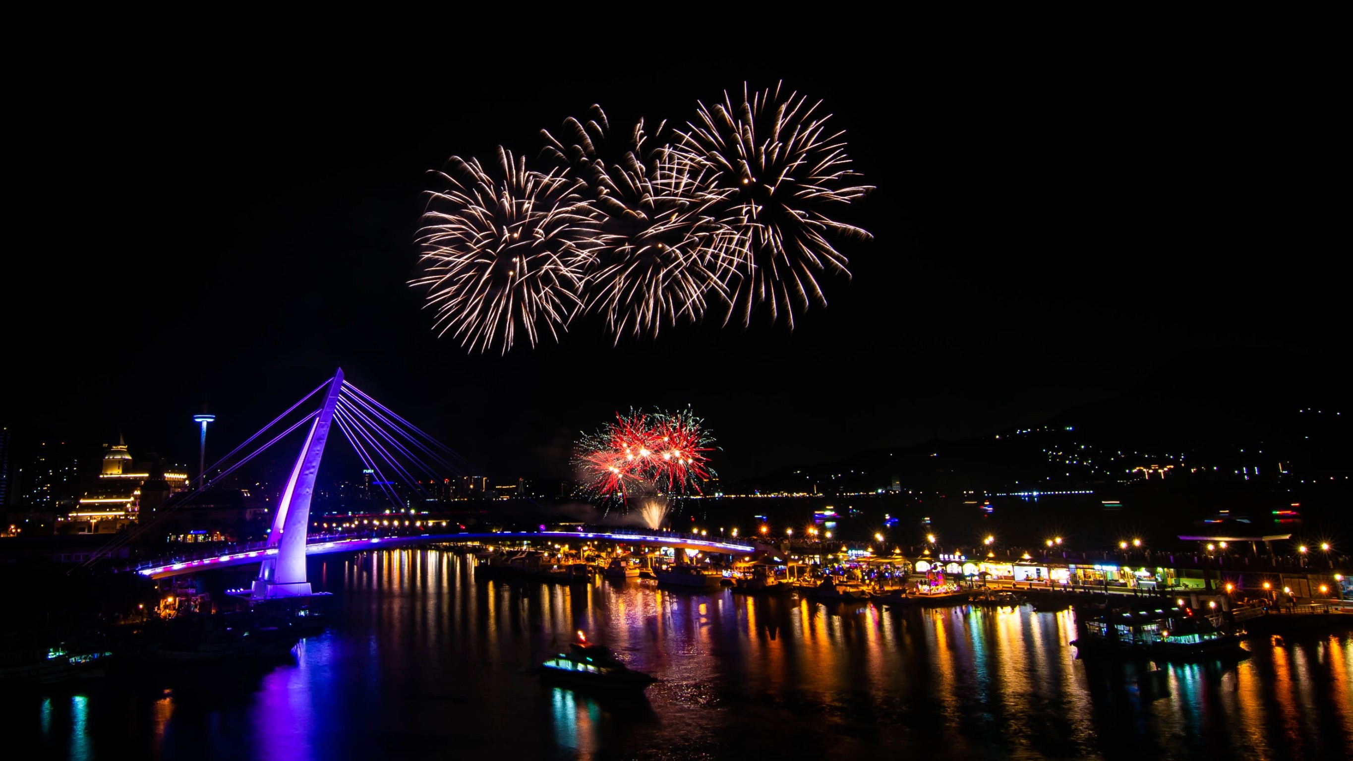 今年淡水漁人碼頭煙火秀預計於中秋節連假開始晚間舉辦共計4場次