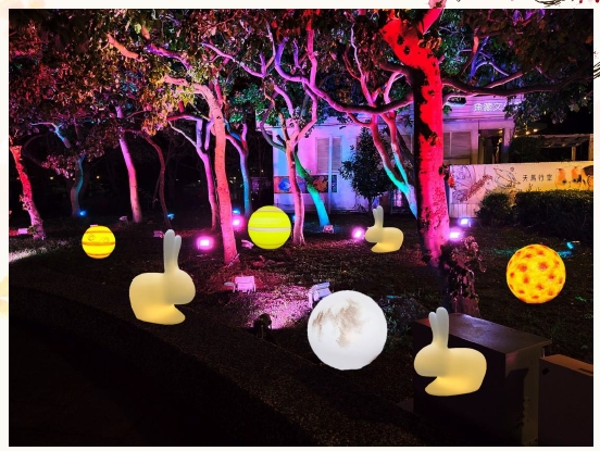 LOVE廣場配合中秋節設置宇宙與玉兔的夜間景緻燈飾1