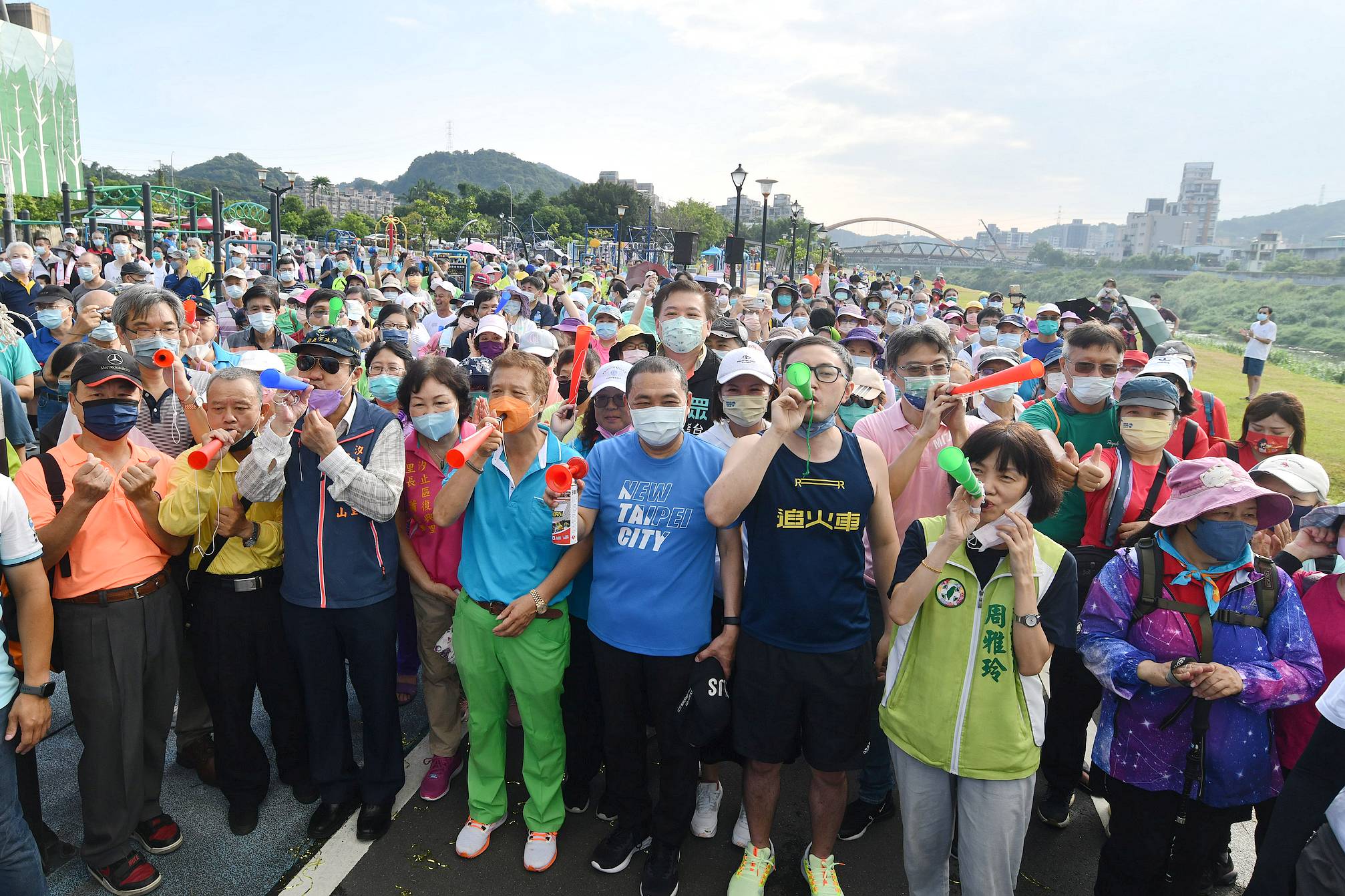 侯友宜與民眾一同健行